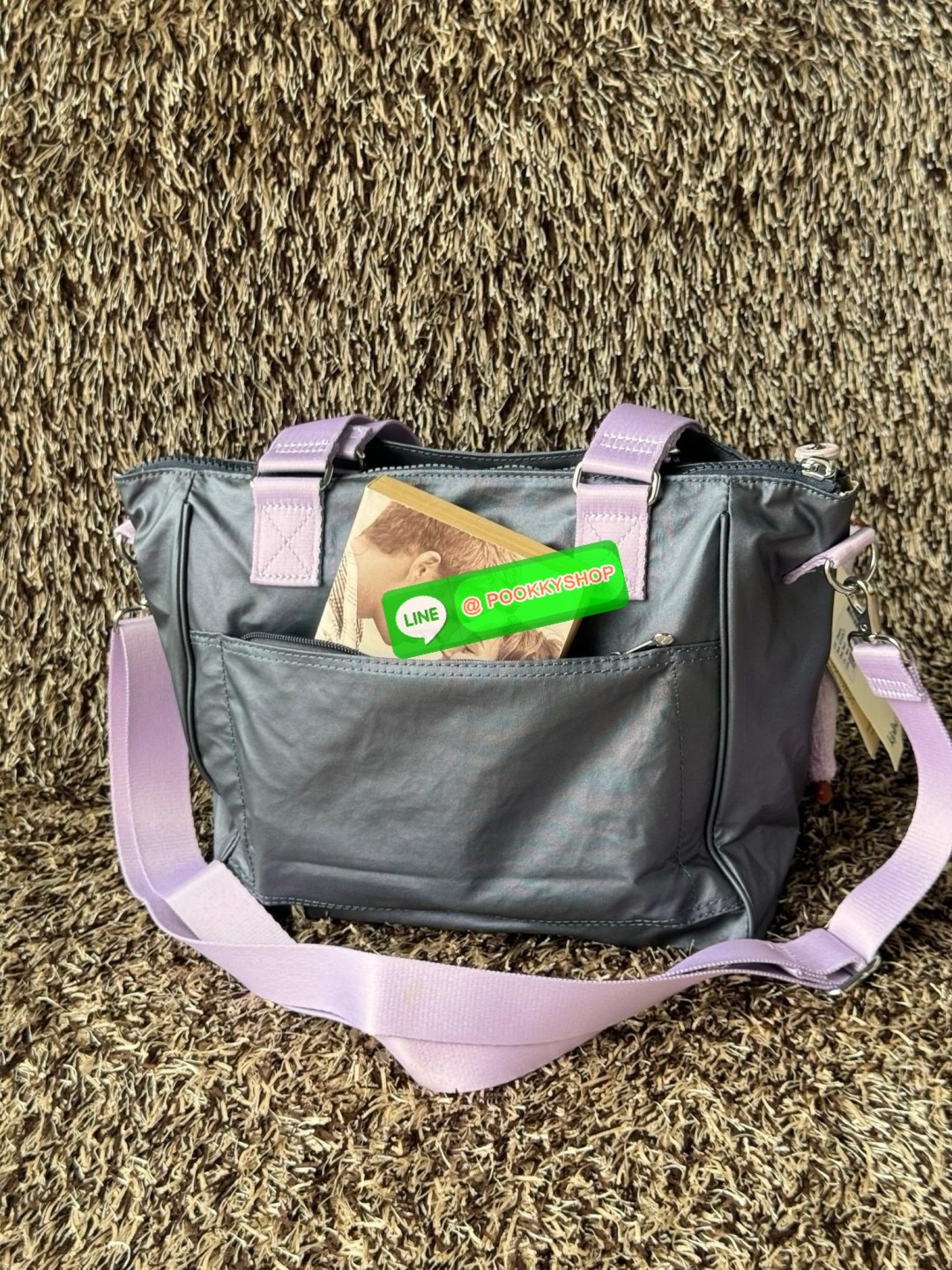 Kipling revir limited Japan shoulder bag เป็นอีกหนึ่งกระเป๋าสุดอเนกประสงค์สามารถใช้งานหลายรูปแบบทั้งกระเป๋าสะพายข้าง สะพายไหล่ หรือกระเป๋าถือด้วยสายสะพายที่สามารถปรับระดับและถอดออกได้ ดีไซน์คลาสสิกและเรียบง่ายพร้อมประดับโลโก้และลิงอันเป็นซิกเนเจอร์ แมตช์ก