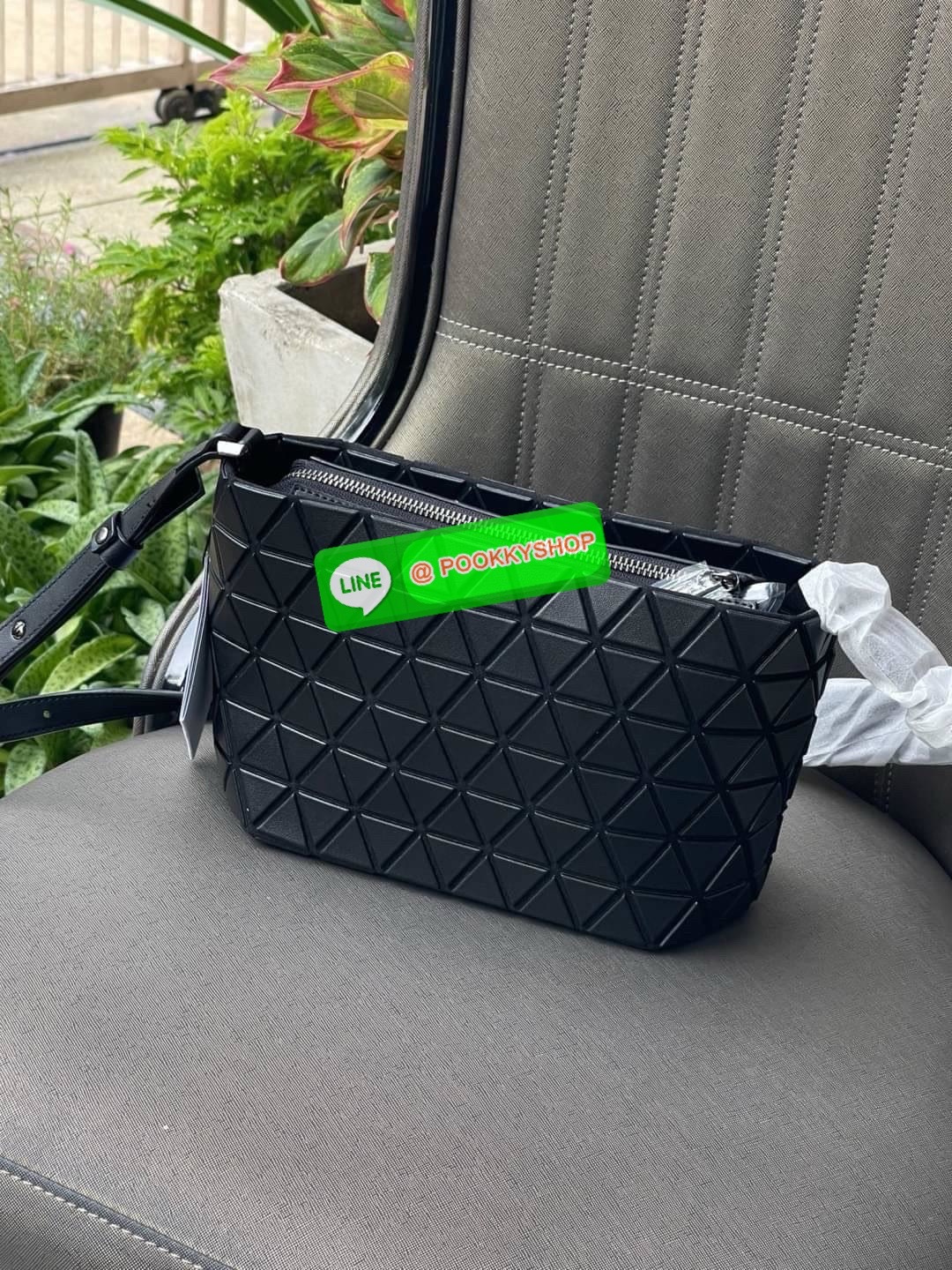 💕 BAO BAO ISSEY MIYAKE Crystal Shoulder Bag งานดีไซน์ที่ดูเรียบง่ายทั้งรูปแบบการใช้งาน มีช่องเปิดปิดแบบซิปเพื่อให้คุณพกพาของมีค่าได้อย่างสบายใจป้องกันสิ่งของตกหล่น ทั้งตัวเพลตสามเหลี่ยมและสายกระเป๋าหนัง สวยแบบคูลๆ ทั้งยังดูแลรักษาง่าย น้ำหนักเบา เ