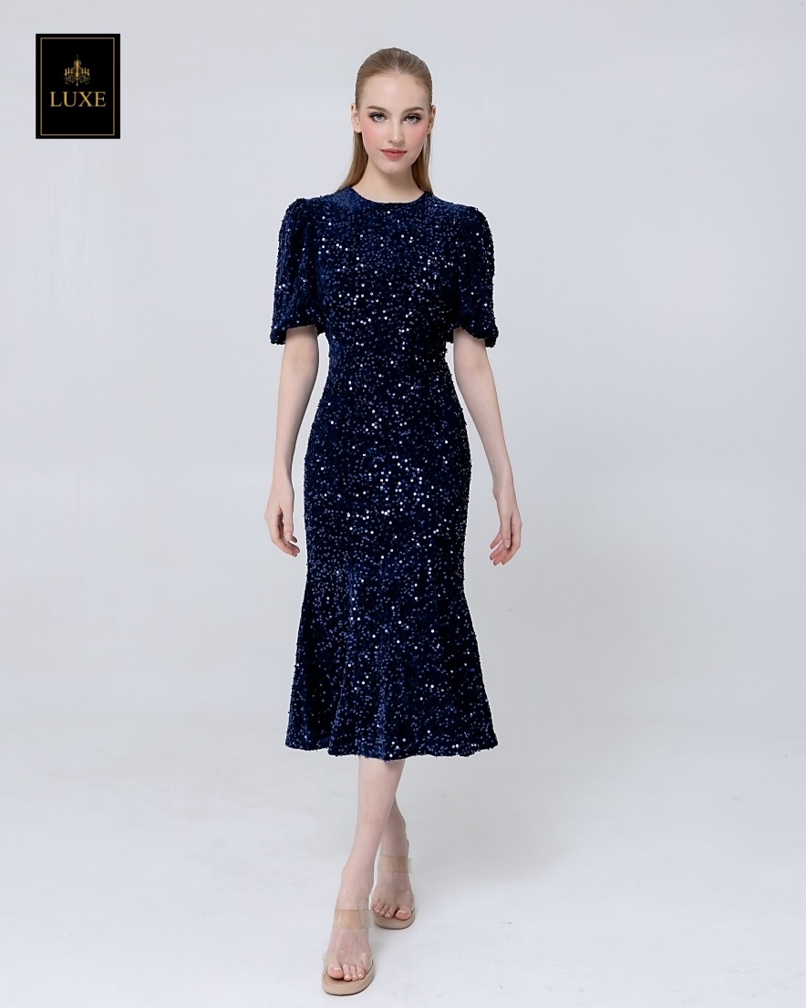 เดรสเสื้อคอกลม แขนสั้นปลายแขนพอง ชายกระโปรงบานเล็กน้อย