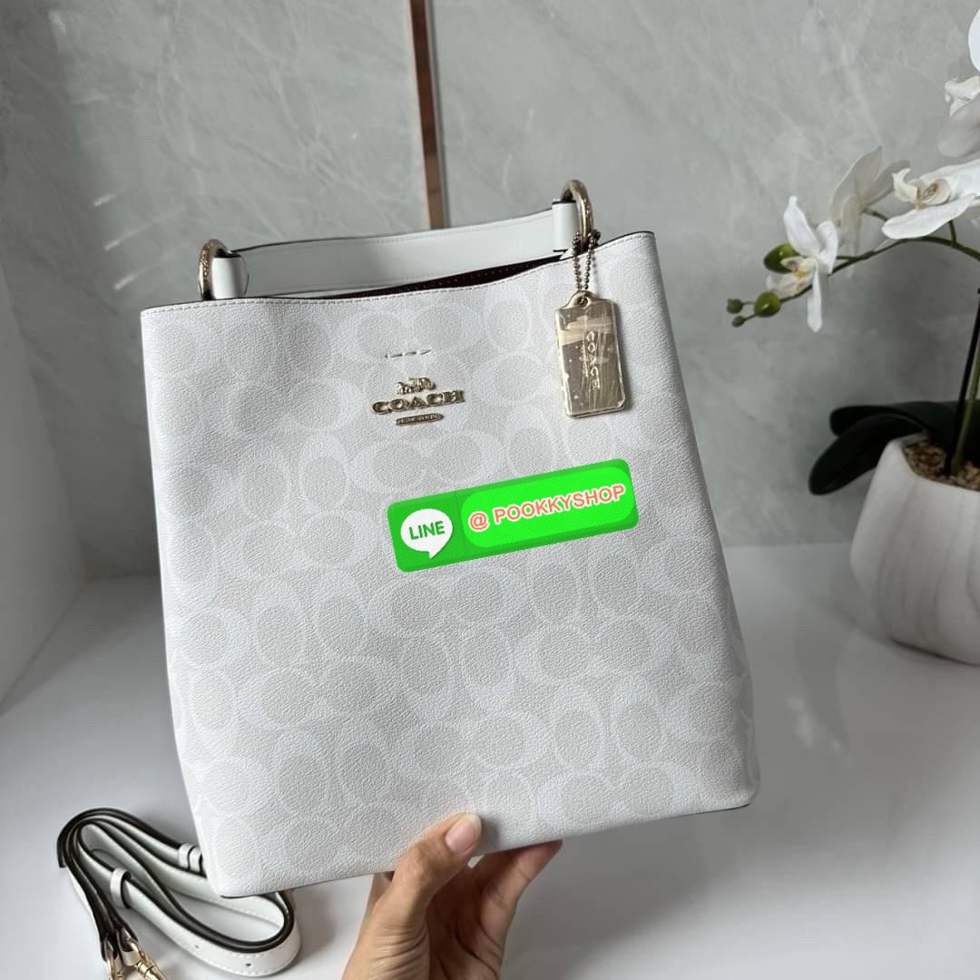 COACH TOWN BUCKET BAG IN SIGNATURE CANVAS (COACH 91512) 🔖 กระเป๋าสะพาย/ถือบัคเกต รุ่นคลาสสิคตลอดกาลไม่เอ้าท์ 🔖วัสดุ: แคนวาส ตัดหนังแท้ 🔖เปิด-ปิด กระเป๋าด้วยกระดุมแม่เหล็ก ภายในช่องโล่ง มีช่องซิปแบ่งตรงกลาง แยกเก็บของได้อย่างเป็นสัด