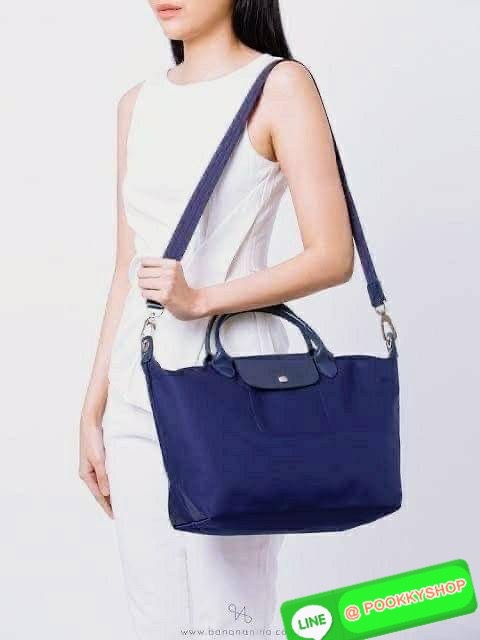 Longchamp Le Pliage Neo Size M มาพบกับกระเป๋ารุ่นยอดนิยม ที่สาวๆ ต้องมีไว้เก็บไว้สักใบ กระเป๋าโท้ทใบนี้ มาพร้อมกับสีที่มีสไตล์เรียบง่าย มีสายสะพายยาวช่วยให้คุณสามารถสะพายไหล่ได้อย่างสบาย ในขณะที่ที่ปิดแบบซิปช่วยให้คุณมั่นใจได้ว่าของด้านในมีความปลอดภัย Le