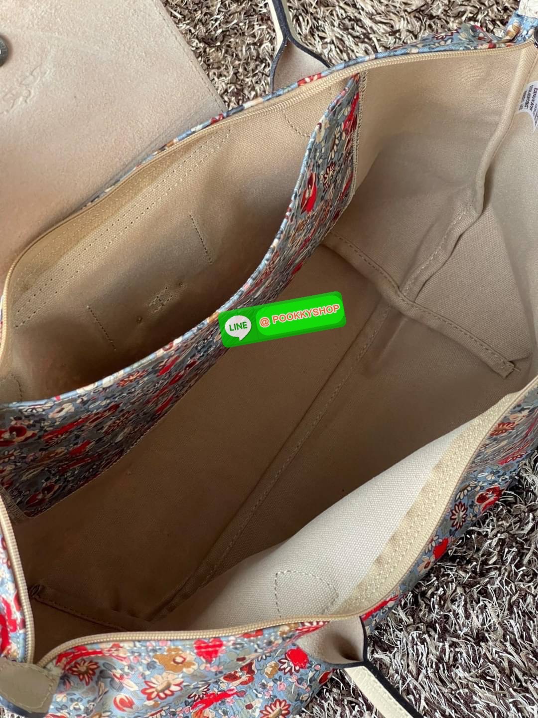 Longchamp x EU Le Pliage tote bag L คอลเลกชันพิเศษจาก Longchamp ที่น่ารักสุดๆ สำหรับซัมเมอร์นี้ กระเป๋ารูปทรงคลาสสิกที่มาในลวดลายและสีที่ออกแบบมาพิเศษ ยังคงความเป็น Le Pliage กระเป๋าสะพายไหล่ทรงTote ใส่ของได้จุอย่างเหลือเชื่อ ยังมีซิปปิดเพิ่มความปลอดภัย น