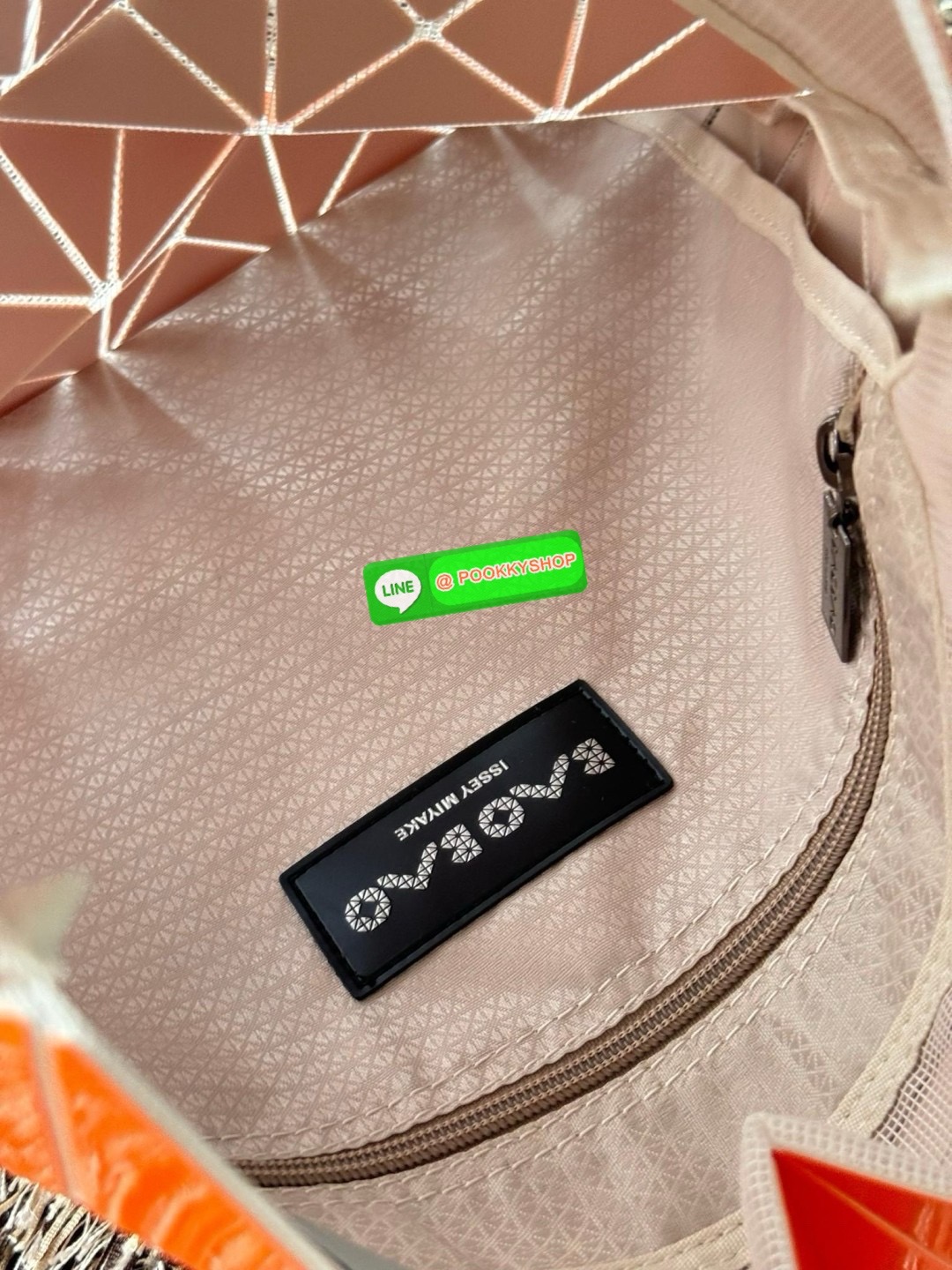 Baobao Issey Miyake 6x6 กระเป๋า Tote รุ่นนี้ถือว่าเป็นกระเป๋า Tote ไซส์กลางที่เหมาะกับการพกพาสิ่งของที่จำเป็นในทุก ๆ วัน มาพร้อมสายที่สามารถปรับได้ทั้งสองสาย และมีช่องใส่ของช่องเล็กด้านใน 1 ช่อง จุของได้เยอะแถมยังทนทาน ใช้เป็น Everyday Bag ได้เลยคะ พกพาสะ