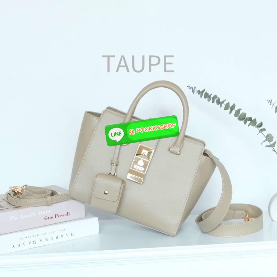 สินค้าเข้าใหม่ กระเป๋า Handbag ฟังชั่นครบที่อยากแนะนำ 👜 KEEP รุ่น ‘ 𝗩𝗔𝗟𝗘𝗡 HANDBAG ‘ **พิเศษ !! รุ่นนี้ตัวกระเป๋าทำจาก หนัง Microfiber ลาย Epsom ที่เป็นพื้นผิวสัมผัสมีลายตารางเล็กน้อย สวยหรู ทนทาน น้ำหนักเบา