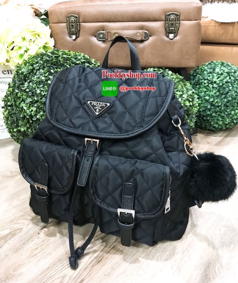NEW ARRIVAL! PRADA NYLON BACKPACK WITH POCKET พรีเมี่ยมกิ้ฟจากเคาน์เตอร์แบรนด์รุ่น Limited วัสดุ Nylon เนื้อหนาลายตารางคุณภาพดีตามแบบฉบับของแบรนด์ ด้านหน้ามีโลโก้แบรนด์อะไหล่เงินมี Pocket หน้า2ช่อง หัวซิปและอะไหล่ปั้มแบรนด์ มาพร้อมพวงกุญแจปอมปอมสีดำถอดเเย