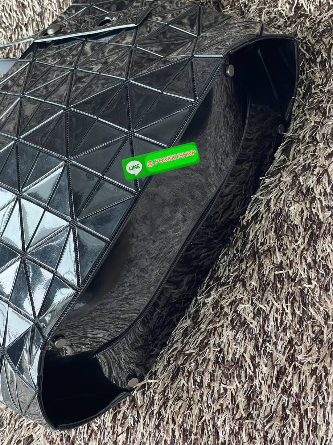 💕 Bao Bao Issey Miyake ROCK MATTE ซีรีส์นี้จะเป็นทรงสี่เหลี่ยมผืนผ้า มีซิปปิดด้านบน ถือเป็นรุ่นที่เหมาะกับการใช้งานในชีวิตประจำวัน สามารถพับมุมและบริเวณด้านล่างของกระเป๋าเพื่อเพิ่มความสะดวกสบายในการใช้งาน ทั้งยังช่วยให้วางกระเป๋าในแนวตั้งได้อีกด้ว