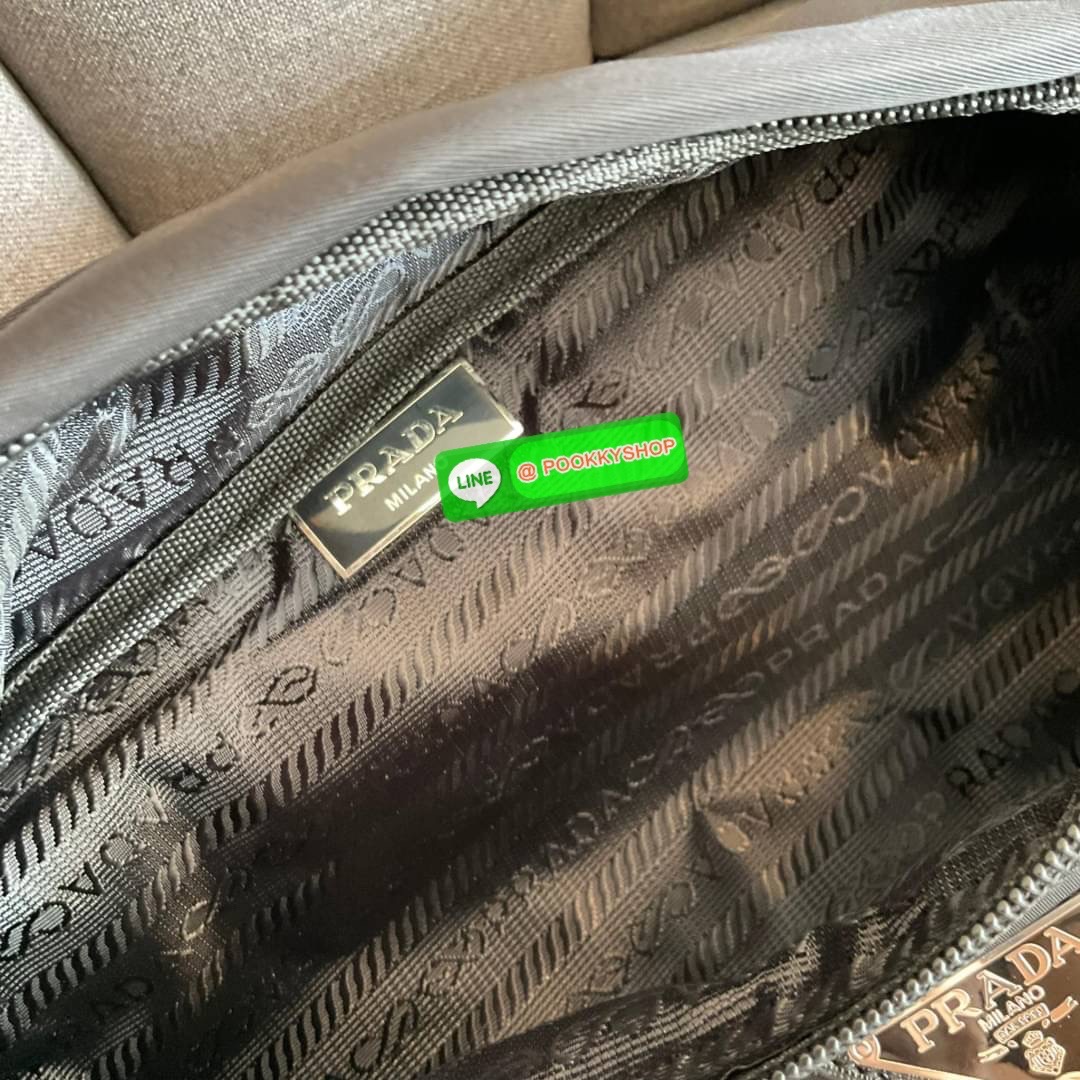 รุ่นยอดฮิต! กระเป๋าคาดอก น้ำหนักเบา ดีไซน์เป็นเอกลักษณ์ งานพรีเมียมสมนาคุณ prada ซึ่งเหมาะกับสายStreet มากๆค่ะ ทรงสาย จุของได้เยอะ ด้านหน้าประดับมีป้ายโลหะโลโก้แบรนด์ มีช่องซิปแยก อะไหล่สีเงินทั้งใบ ภายในปิดเปิดด้วยซิปมีที่จับหนังห้อย สามารถใส่กระเป๋าตังค