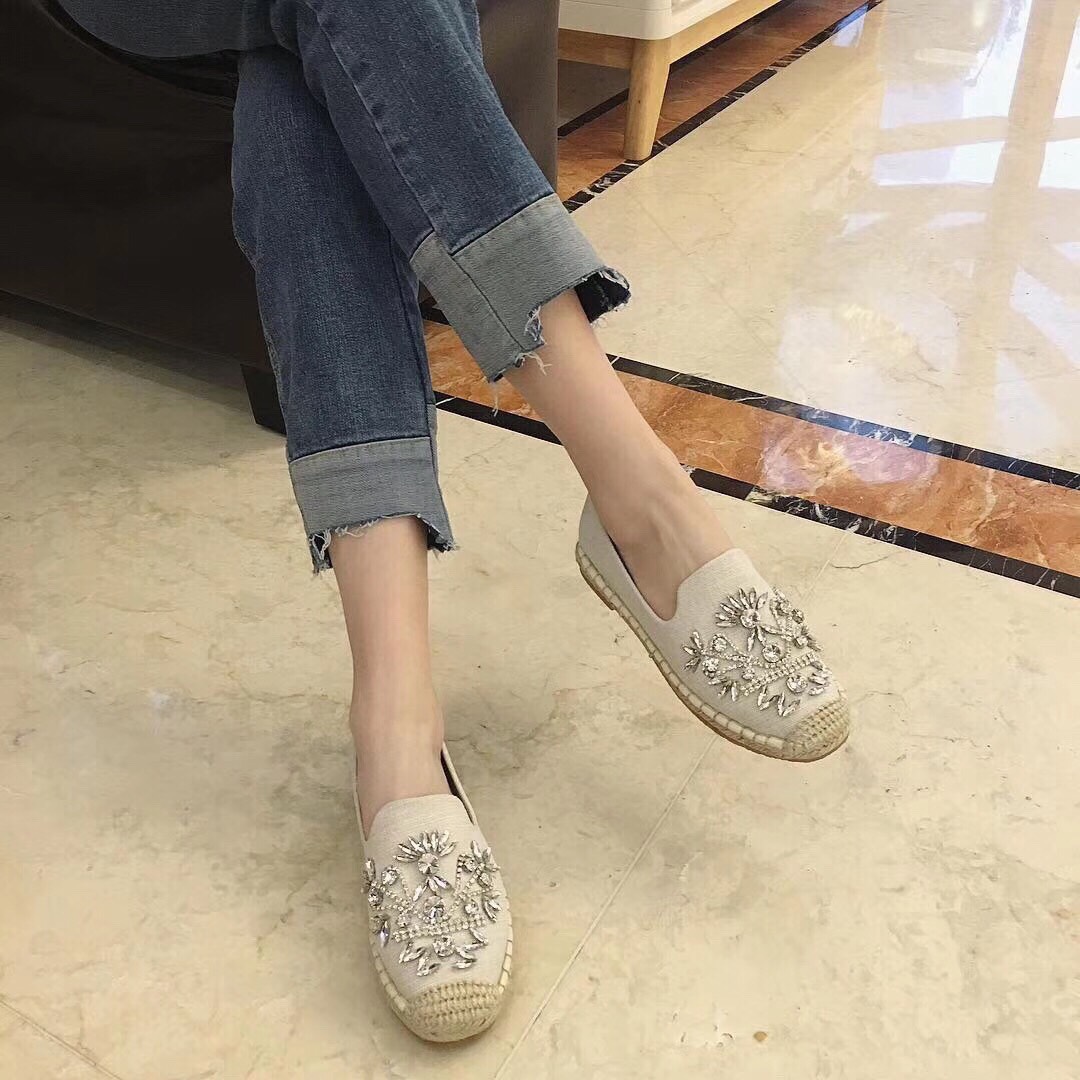 🎉new arrival 🎉 🌺slip on shoes🌺 🌈🌈🌈งานสวยๆพร้อมเสิร์ฟจ้า ตัวนี้ห้ามพลาด รองเท้าslip on งานปักเพชรเวอร์วัง💍 งานสวย ทรงสวย แมตช์กับกางเกง👖หรือกระโปรง👗ก็ได้ค่ะ ใส่สบาย แม่ค้าคอนเฟ