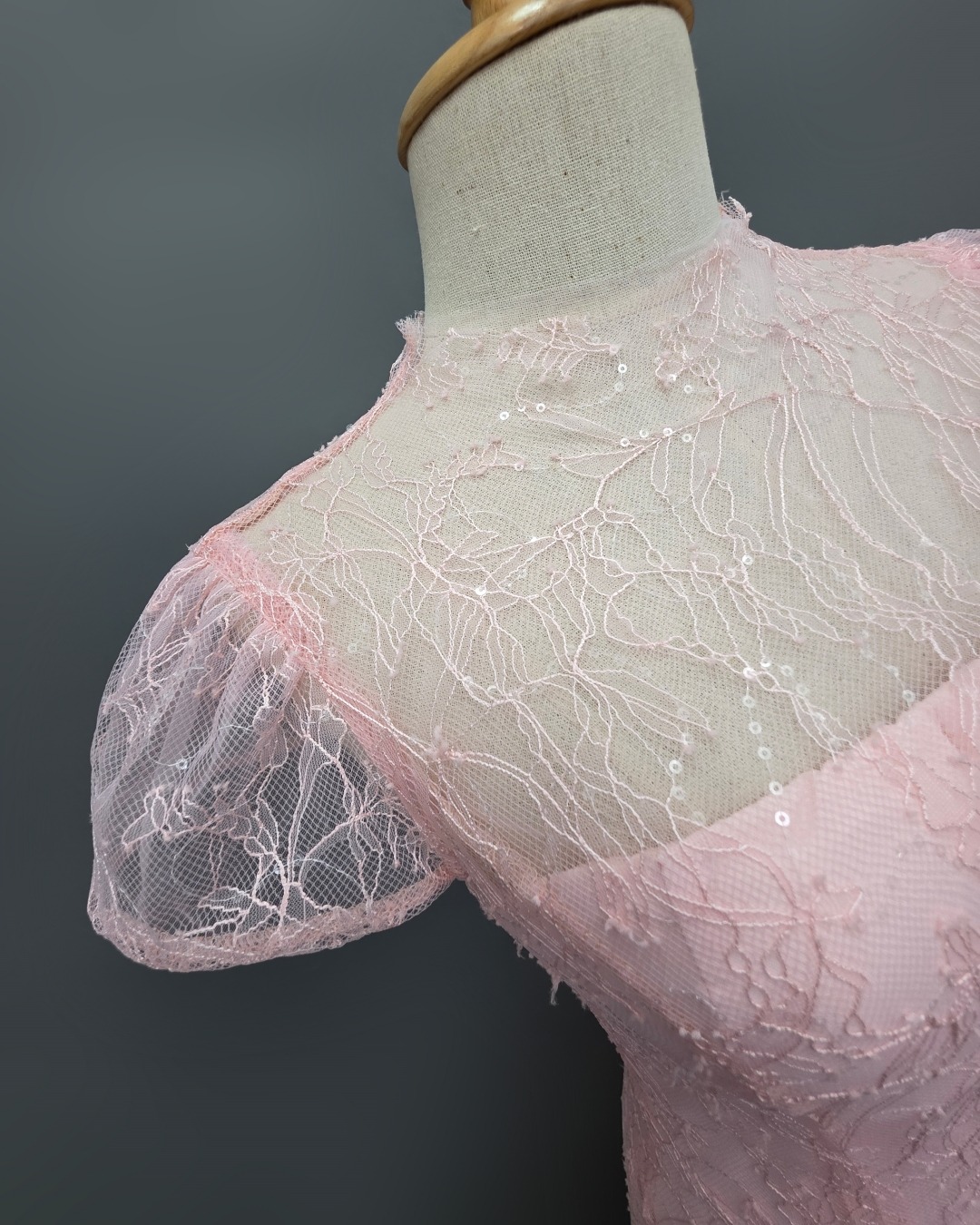 เดรสแฟชั่น เดรสเสื้อคอกลมแขนเต่อ กระโปรงบาน ดีเทลซีทรูที่บ่าและแขน