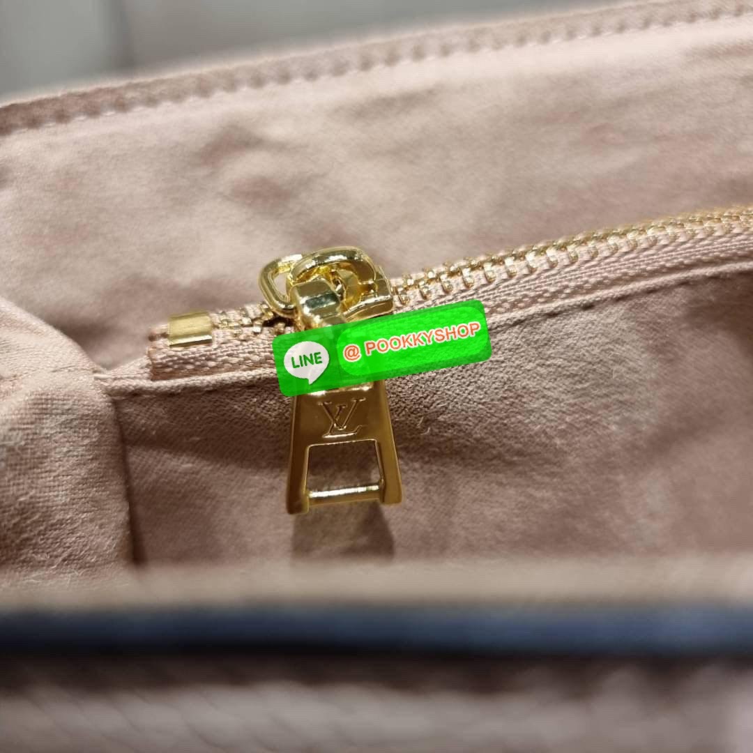 LV MADELEINE BAG ใหม่ล่าสุด อีกหนึ่งรุ่นคลาสสิคหายาก จากเคาน์เตอร์ dutyfree ที่สาวๆรอคอย กระเป๋าถือ/สะพายข้าง ดีไซน์เรียบง่าย แต่เต็มไปด้วยดีเทลความหรู วัสดุหนังวัวปั๊มลายเอกลักษณ์ เปิด‐ปิดด้วยอะไหล่กดล็อคสีทองหรู และมีพวงหนังห้อยพิเศษแถมมาให้ด้วย ภายในแบ