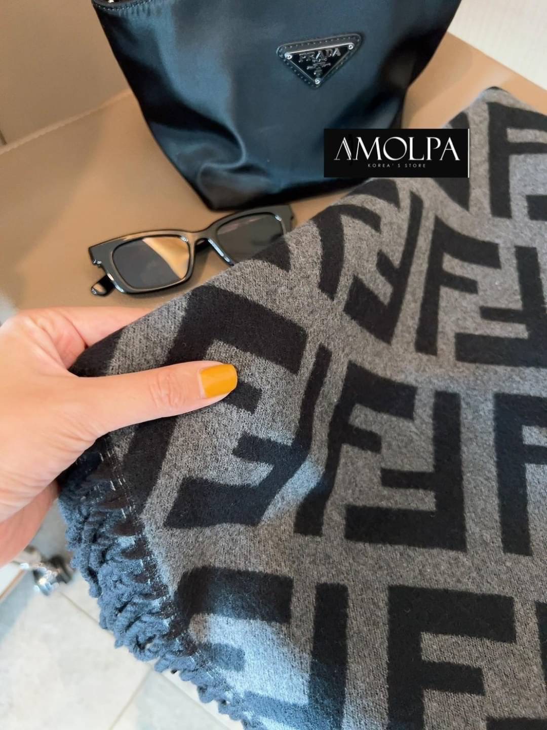 มาต่อที่ ACCESSORIES ผ้าพันคอ FENDI ผ้าหนานุ่มแน่นๆ เนื้องานละเอียด เกรดพรีเมียม ค่า ห้ามพลาดเลยน๊า NO BOX