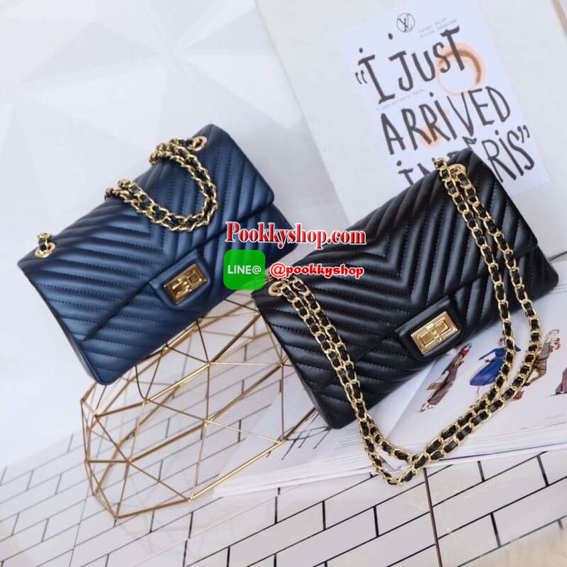 มาเพิ่มละค่า งาน Best Seller พร้อมสีใหม่สวยๆ มาให้เลือกเพิ่มอีก 2 สี !! KEEP รุ่น shoulder chevron chain handbag สวย หรู มากๆ เลยน๊า กระเป๋าอยู่ทรง หนังตัวใหม่ Microfiber สวย ทนกว่าเดิม ตัวกระเป๋าเย็บประณีต สายโซ่ปรับ สั้น ยาวได้คะ ภายในสีแดง มีช่องใส่ของ