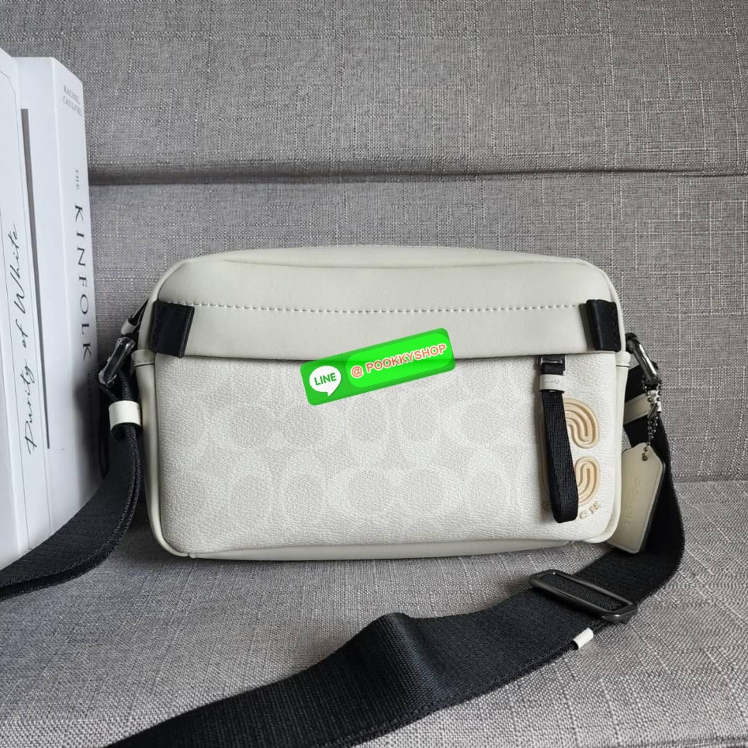 COACH EDGE CROSSBODY IN SIGNATURE CANVAS (2338) กระเป๋าสะพายข้าง วัสดุแคนวาสตัดขอบหนังแท้ หนังนิ่มมืออย่างดีค่ะ ด้านหน้ามีช่องซิปซ่อนให้หนึ่งช่อง เปิดปิดช่องหลักแบบซิปคู่ภายในกว้าง ใส่ของได้จุเลยนะคะ มีช่องซิปและช่องเล็กให้อีก2ช่อง ด้านหลังกระเป๋าจะเป๋าช่