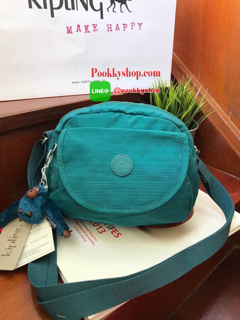 Kipling Flax Shoulder Bag กระเป๋าสะพายข้างทรงcrossbody ปรับความยาวสายให้เข้ากับลำตัวได้ฟรีไซส์ วัสดุไนล่อนคุณภาพสูงและน้ำหนักเบา กันน้ำได้ ด้านหน้ามีช่องให้หนึ่งช่อง เปิดปิดช่องซิปหลัก แบบซิปเดียว ภายในกว้างและมีช่องซิป/ช่องเล็กให้ใส่ของจุกจิก ด้านหน้าประ