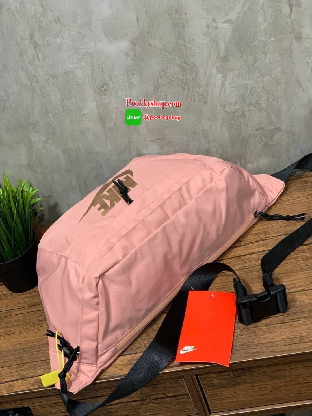 Nike Tech hip pack กระเป๋าคาดเอว Nike Tech สีใหม่..รุ่นใหม่ชนช้อป!! ให้คุณหยิบใช้อุปกรณ์กีฬาและพกพาได้อย่างง่ายดาย พร้อมโดดเด่นด้วยกระเป๋าซิป 2 จุดสำหรับเก็บสิ่งของ และสายกระเป๋าแบบปรับได้เพื่อให้แนบกับลำตัว ใช้งานได้คล่องตัว ใส่ของได้จุสมใจเลยคร้า
