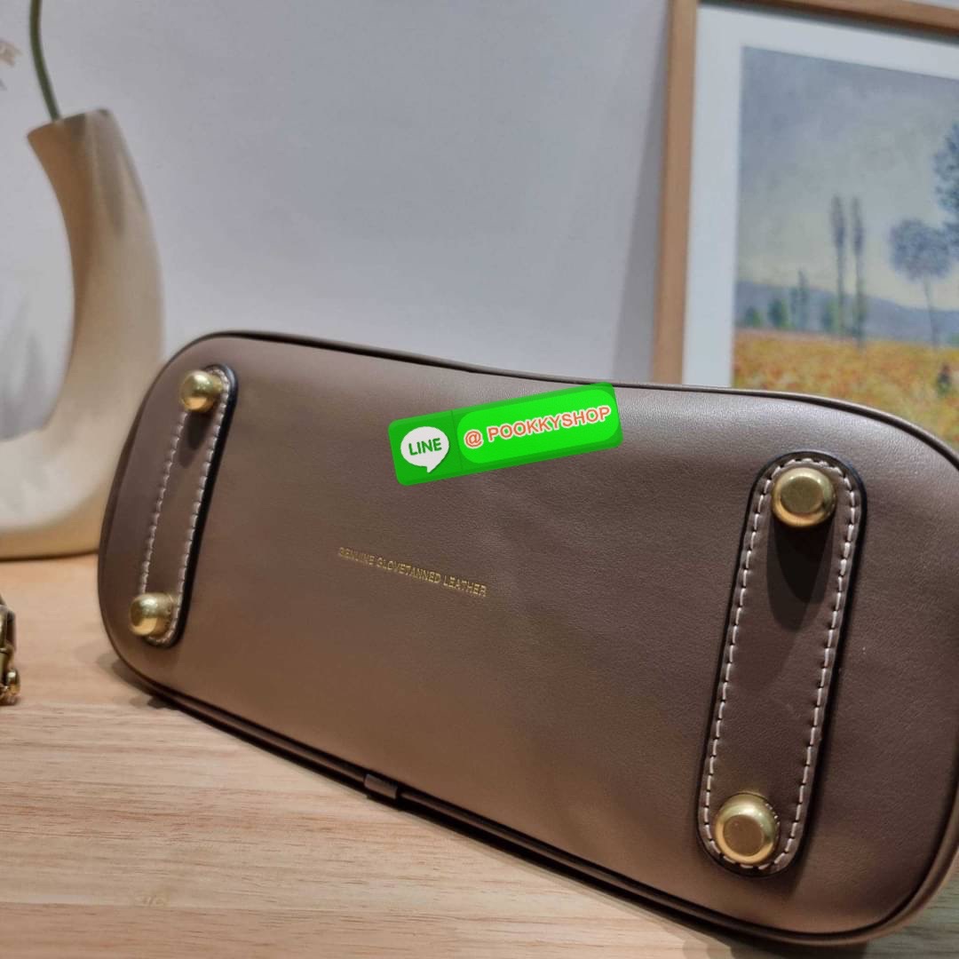 COACH CC411 REVEL BAG ใหม่ล่าสุด พร้อมสวยก่อนใคร กับกระเป๋าทรงโดมรุ่นใหม่ ที่สาวๆอดใจไม่ไหวแน่นอน สวยครบเครื่อง เกินต้านที่สุด รูปทรงคลาสสิค วัสดุหนังแท้เต็มใบ มือจับในตัว เลิศๆกับกุญแจที่ล็อคกันขโมยได้ เปิด-ปิดด้วยซิป ภายในโล่งกว้าง มีสายสะพายครอสบอดี้มา