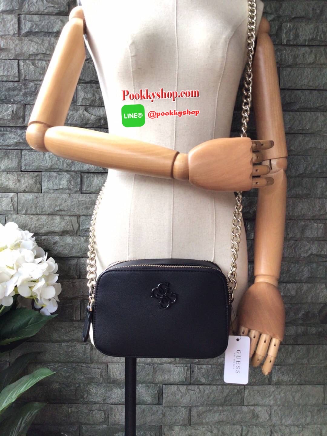 GUESS NOELLE CROSSBODY CAMERA BAG กระเป๋าสะพาย Crossbody รุ่นยอดนิยมหนังเรียบ และ หนังลาย Signature แบรนด์รอบใบ สวยอยู่ทรง ขนาดกำลังดี ด้านหน้ามีโลโก้แบรนด์ เปิดปิดด้วยซิปสะดวกใช้ แบ่งเป็น 2 ช่องซิป ภายในมีโลโก้ซับในลายแบรนด์ ภายในแยกเป็นสัดส่วนใช้งาน ใส่