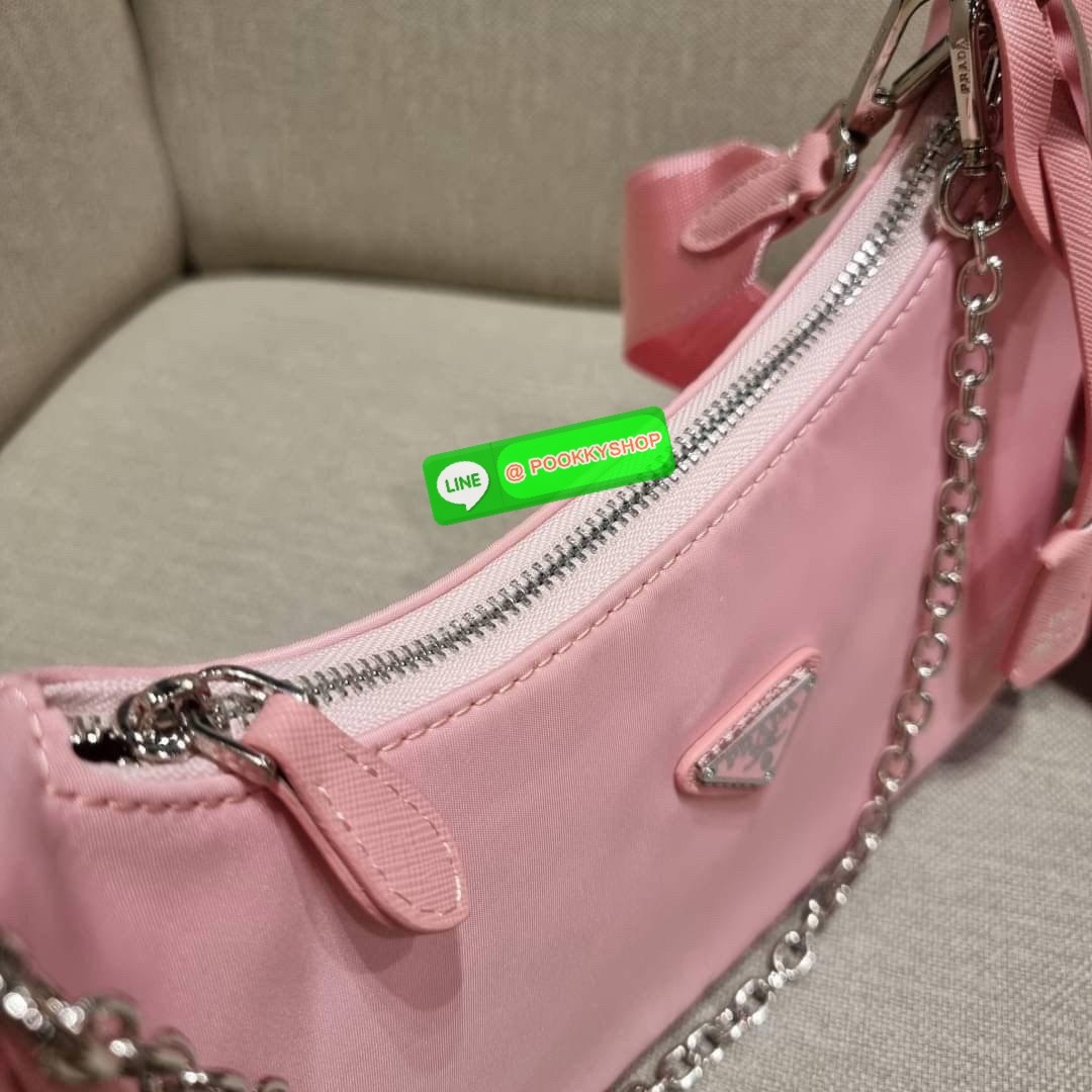 PRADA RE-EDITION 2005 RE-NYLON SHOULDER BAG ไอเท็มสุดปัง ที่ฮิตตลอดกาลไม่ว่าจะปีไหนๆ จัดให้ครบทั้งสีขายดีและสีใหม่ล่าสุด ที่สายคุณหนูห้ามพลาด!! กับกระเป๋าสะพายทรงคลาสสิค เหมาะเป็น everyday bag มากๆ วัสดุผ้าไนล่อนคุณภาพ พร้อมใบลูก ไว้ใส่เหรียญ ใส่กุญแจได้ส