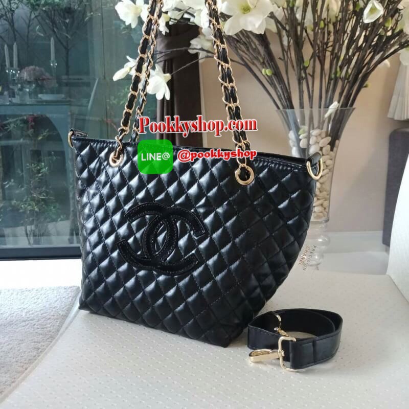 Must Have! Chanel Tote & Shopping Bag กระเป๋าสะพายทรง Shopping Bag พรีเมี่ยมกิ้ฟ Limited Edition ของแท้ 100% นำเข้าจาก Chanel Perfume Counter ใบใหญ่วัสดุหนัง PU ประดับโลโก้ CC สุดคลาสสิค ซับใน Polyester 100% เปิดปิดด้วยกระดุมแม่เหล็ก จุสุดๆ สามารถใส่เอกสา