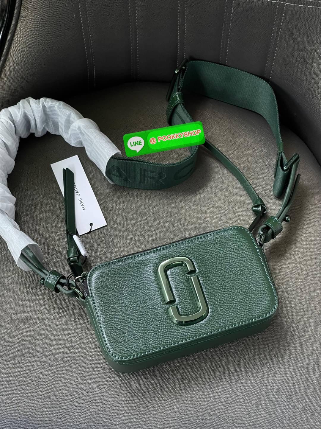 💕 Marc Jacobs Snapshot Bag กระเป๋าแบรนด์ดังจากสัญชาติอเมริกัน นับได้ว่ารุ่นนี้เป็นรุ่นทรงฮิตของ marc jacobs เลยทีเดียว โดยด้านหน้ากระเป๋าจะเป็นโลโก้แบบโลหะที่เป็นสัญลักษณ์ของแบรนด์นี้ มาพร้อมสายสะพายที่จะสะพายยังไงก็ดูโดดเด่น เพราะขนาดใหญ่ที่สกรีน