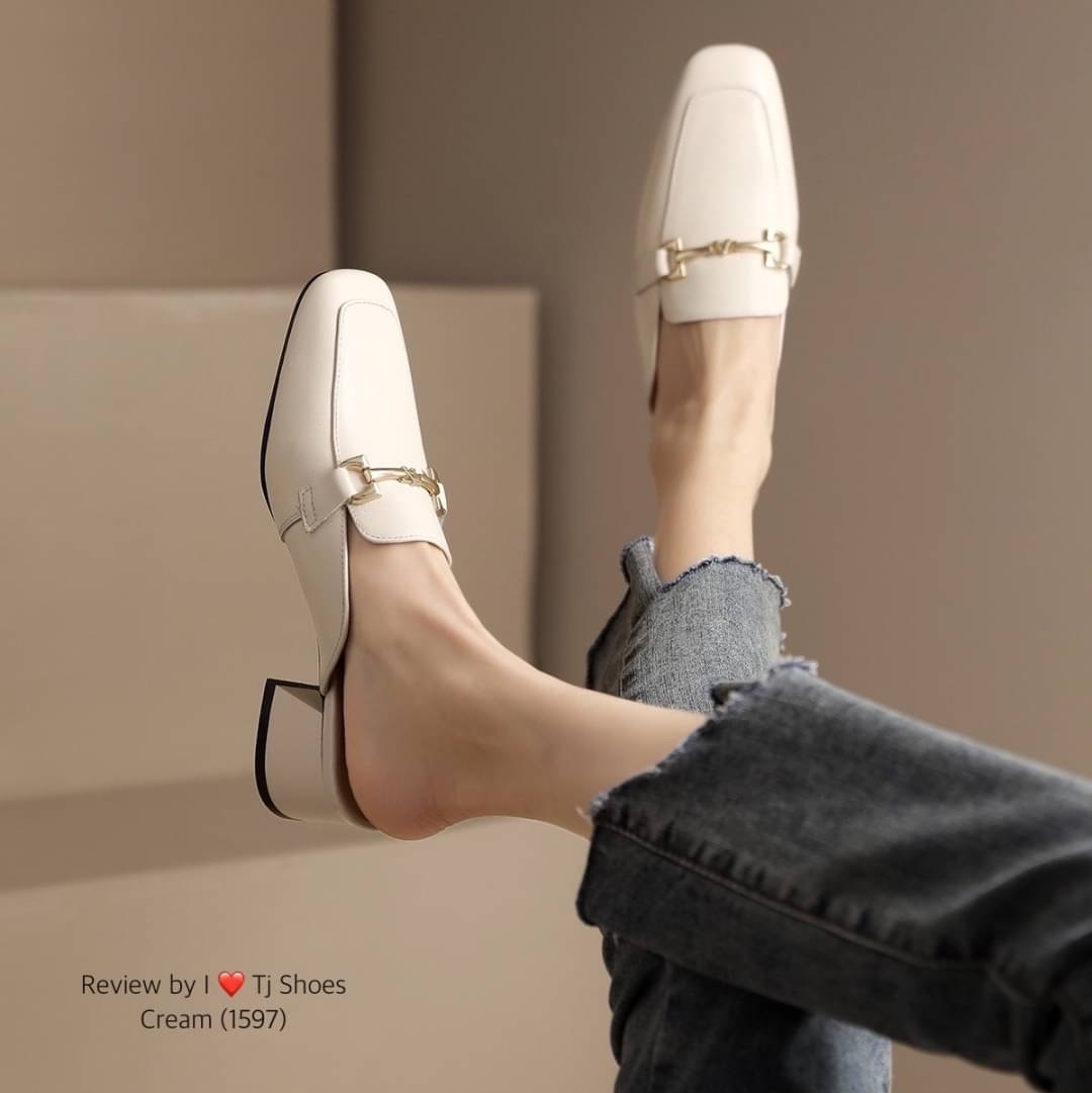 พร้อมส่งรุ่นนี้เก๋มาก ขายดีมากบอกเลยจ้า รองเท้านำเข้า หนังนิ่มมากๆ สวมใส่ง่ายใส่สบาย จับแมทกับชุดง่าย ใส่แล้วดูดีดูเกร๋มากๆ แถมใส่ได้ตลอด ไม่มีเอ้าท์ ของจริงงานดี สวยตรงปกแน่นอน เพราะทางร้านถ่ายรูปจากสินค้าจริง สวยเป๊ะมาก ควรมีไว้เป็นคู่โปรด เป็นรุ่นที่ทา