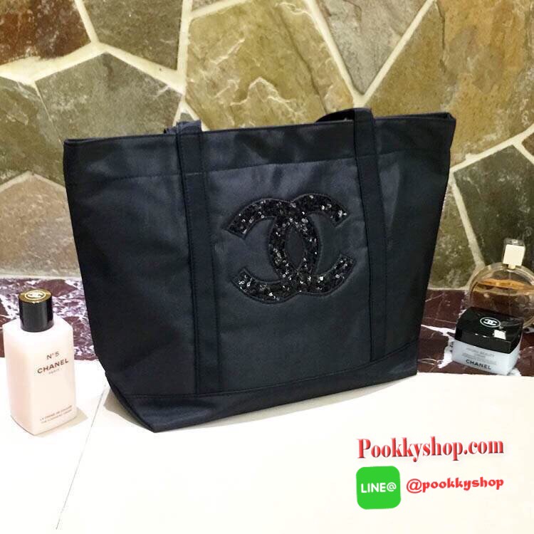 Must Have! Chanel Satin Shopping Bag กระเป๋าสะพายทรง ShoppingBag พรีเมี่ยมกิ้ฟ Limited Edition ของแท้นำเข้าจาก Chanel Perfume Counter ใบใหญ่วัสดุ SATIN ประดับคริสตัลสีดำโลโก้ CC สุดคลาสสิค ซับใน Polyester 100% เปิดปิดด้วยกระดุมแม่เหล็ก น้ำหนักเบา จุสุดๆ ส