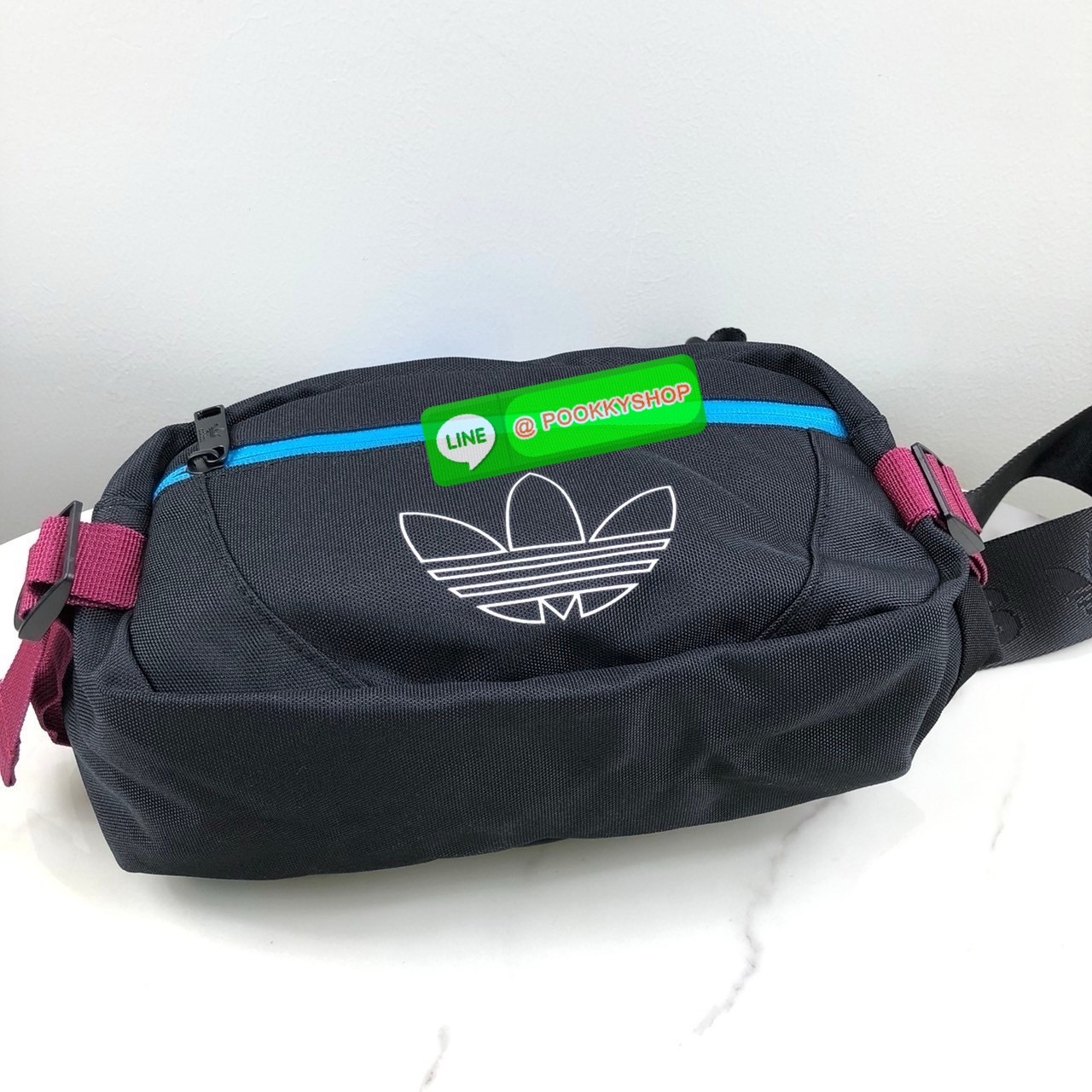 กระเป๋าสะพายคาดอกหรือคาดเอว Adidas ด้านหน้ามีช่องซิป 1 ช่อง ด้านข้างสามารถปรับขยายทรงได้ค่ะ ด้านบนเปิด - ปิดซิปคู่ ภายในโล่งและมีช่องซิป 1ช่อง ด้านหลังมีช่องซิปอีก 1 ช่องค่ะ หูจับสูง 9 cm สายสะพายปรับได้ Free Size