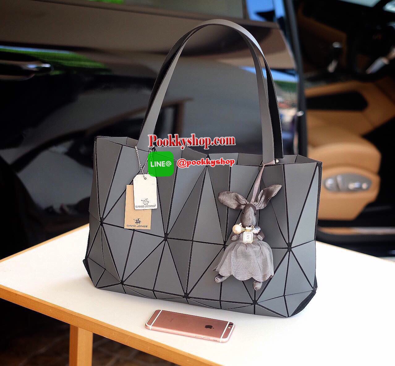 ห้ามพลาดเลยค่า ได้ สีใหม่ ลายใหม่ Metallic Grey ทรงสุดฮิตจากแบรนด์ David Jones ใบนี้ มาพร้อมกับน้องกระต่ายสีเข้า set กับกระเป๋าคะ กระเป๋า ทรง Tote ตัวกระเป๋าเย็บติด ด้วยแผ่นอคิลิค สุดหรู ดีไซน์เกร๋ จุดเด่นที่ น้ำหนักเบา สามารถ ถือ หรือ สะพายไหล่ได้คะ ใบให