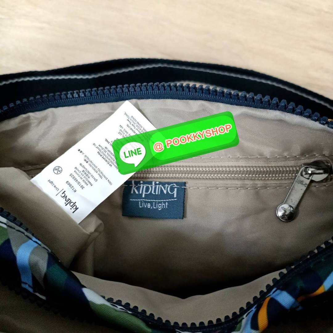 KIPLING RETH CROSSBODY BAG วัสดุ Nylon+polyester กระเป๋าสะพายข้างหรือ สะพาย Crossbody ได้ เปิด-ปิด ด้วยซิปปั๊มแบรนด์ที่หางซิป พร้อมช่องช่องหน้าแยกใส่ของใช้เล็กๆ น้อยๆ ได้ ช่องหลัก 2 ช่อง ด้านในโล่งกว้าง สามารถจุสัมภาระได้เยอะ มีช่องซิปด้านในและสายคล้องพวง