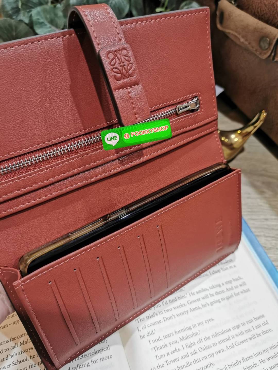 ✴️Don't Miss!✴️NEW! LOEWE LONG WALLET BAG VIP GIFT WITH PURCHASE-GWP กระเป๋าพรีเมี่ยมกิ๊ฟ Limited จาก LOEWE DUTYFREE COUNTER วัสดุหนังแท้เทคเจอร์สวยอยู่ทรงปั้มโลโก้แบรนด์ด้านหน้าเปิดปิดด้วยกระดุม ภายในมีช่องใส่ธนบัตรหลายช่อง ช่องหลักสาม