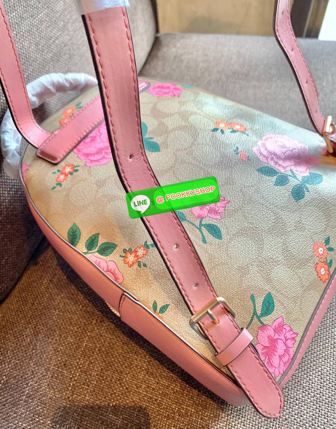 NEW IN! COACH JORDYN BACKPACK ((C1804//3011)) ไม่มียังไงไหว ต้องบอกว่าน้องสวยมากๆค่า! กระเป๋าสะพายหลังแบบมีหูหิ้ว หนังแแท้สวยค่ะ ❤️ทั้งใบปริ้นลายดอกไม้ สวยเด่ด สะดุดตาเลยทีเดียวค่ะ ด้านหน้ามีช่องซิปใส่มือถือหรือของจุกจิกลงไปได้ค่ะ เปิด-ปิดกระเป๋าแบ