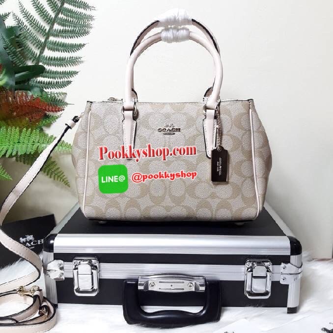 COACH F67027 MINI SURREY CARRYALL IN SIGNATURE CANVAS (COACH F67027) รุ่น 9 นิ้ว Coach ทรง prada รุ่นนี้มี 2 ซิป และช่องใส่ของด้านในเยอะมากๆ เกินคุ้มเลยทีเดียว พลาดไม่ได้แล้วววว ✔หูจับยาว4นิ้ว ✔สายสะพายยาว23นิ้ว