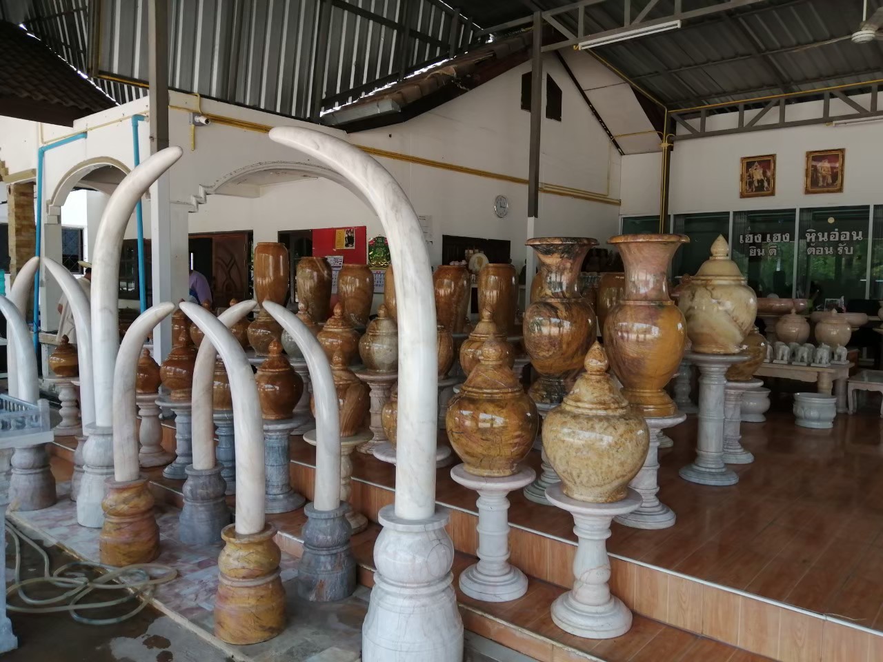 แจกันหินอ่อน ผอบ ขนาดสูง 50 เซนติเมตร กว้าง 30 เซนติเมตร