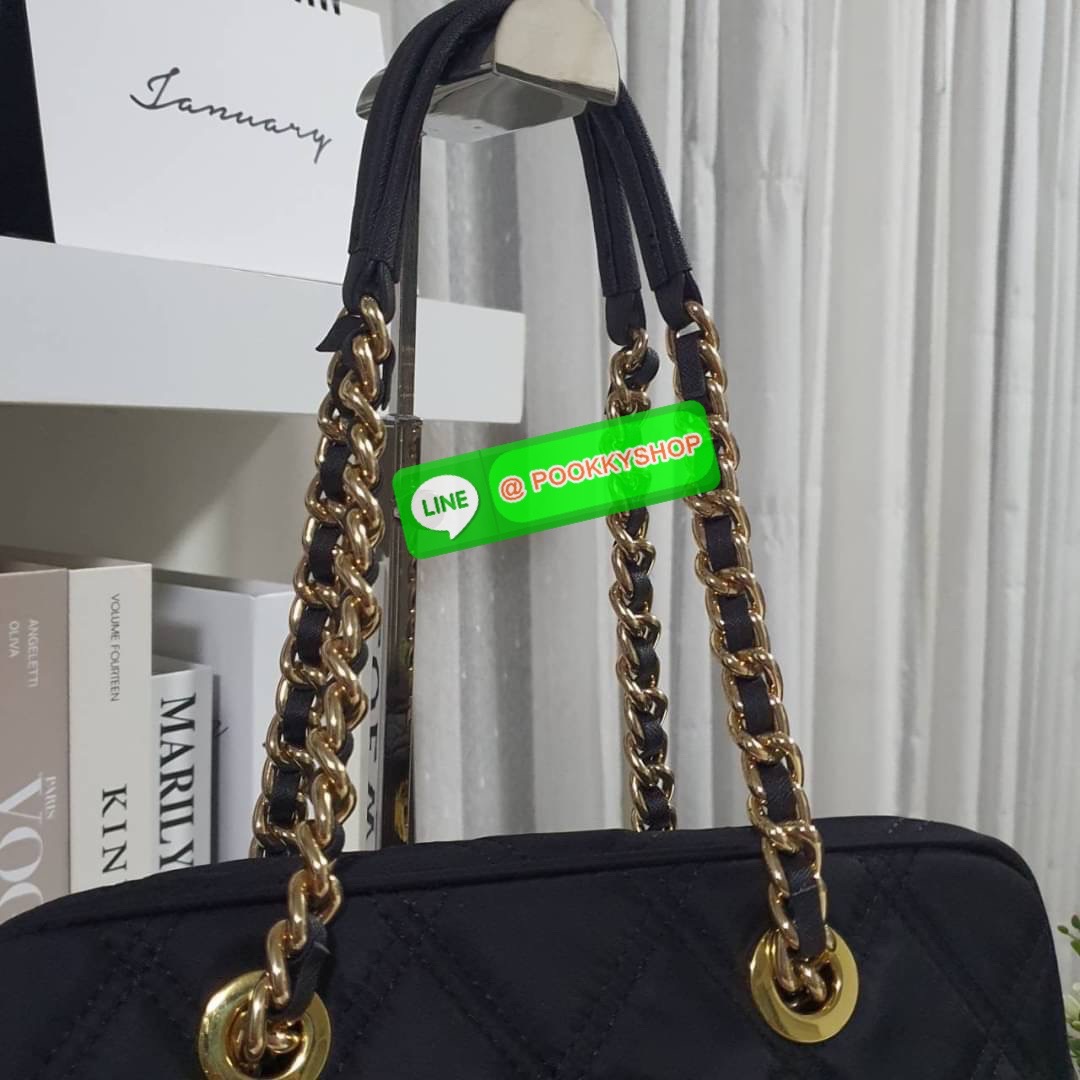 RESTOCK!! รุ่นใหม่มาแรง จากงานพรีเมียมกิ้ฟท์แบรนด์ PRADA ทรงหมอยอดฮิต กลับมาพร้อมส่งอีกครั้ง! วัสดุทำจากผ้า NYLON ลายตาราง อะไหล่ทอง สวยหรูดูดีมากคะ เปิดปิดด้วยซิป ภายในมีช่องแยกใส่ของเป็นสัดส่วน บุผ้าลายแบรนด์อย่างดี จุของได้เยอะ ใส่กระเป๋าสตางค์ยาว ไอแพ
