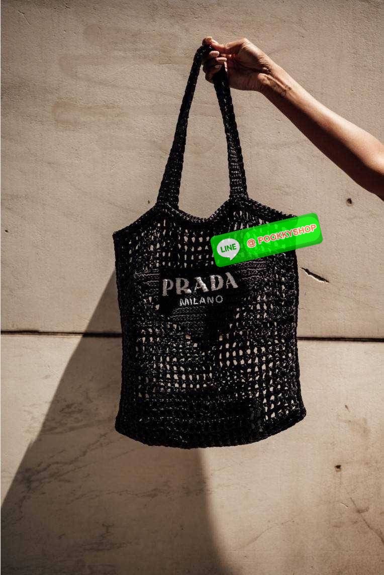 PRADA RAFFIA TOTE BAG สวยไม่ซ้ำใคร สไตล์บีช เหมาะมากกับการสะพายไปเที่ยวทะเล หรือจะใช้ในวันสบายๆก็ตอบโจทย์ กับกระเป๋าสะพายสานใบใหญ่ ตัวกระเป๋าเป็นวัสดุสังเคราห์จากธรรมชาติ สานทอเต็มใบออกมาเป็นลวดลายสวยงาม มีกระเป๋าซับในให้ สำหรับใส่ของเป็นสัดส่วน และรูดปาก