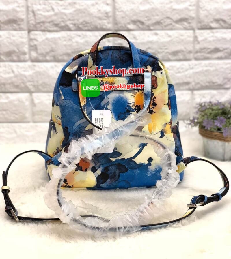 New in!!! GUESS BACKPACK BAG ลายดอกไม้มาเพิ่มค่ะ กระเป๋าสะพายหลัง หนังซาฟเฟียโน่นิ่ม ด้านหน้ามีโลโก้แบรนด์ พร้อมช่องซิปเล็กใส่มือถือหรือของจุกจิกได้ค่ะ เปิดปิดกระเป๋าแบบซิปคู่ ภายในโล่งใส่ของจุ มีช่องซิปและช่องเล็กใส่ของจุกจิกนะคะ ซับในลายแบรนด์ค่ะ สายสะพ