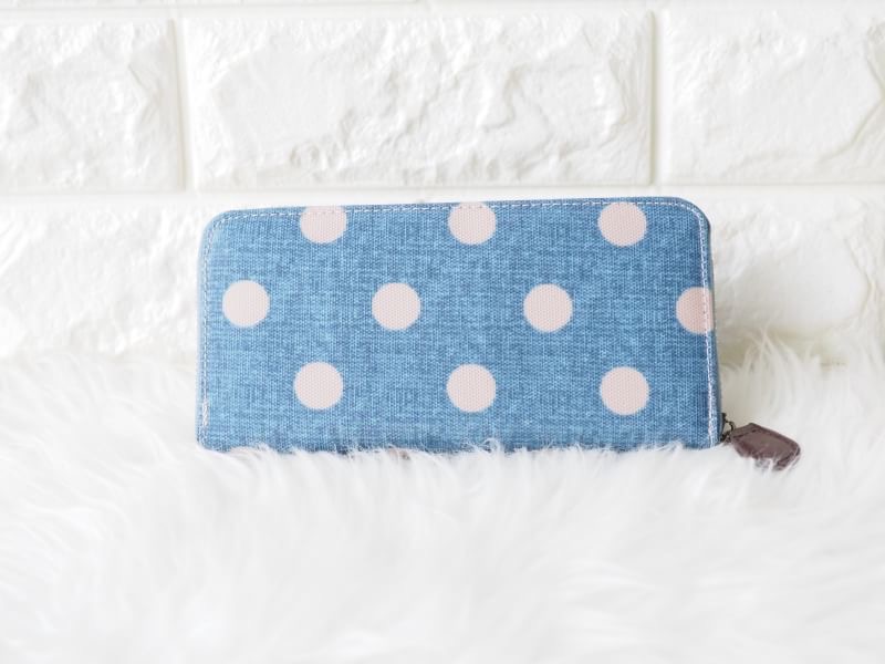 กระเป๋าสตางค์ใบยาว ลายเข้าใหม่ ✔️ทรงยาว 1 ซิบ เสริมดวงให้เก็บเงินได้ดี ✔️ใส่ธนบัตรได้ไม่ต้องพับ เรียงกันสวยงาม ✔️8 ช่องใส่บัตร + 2 ช่องใหญ่ ✔️1 ช่องซิบใส่เหรียญ