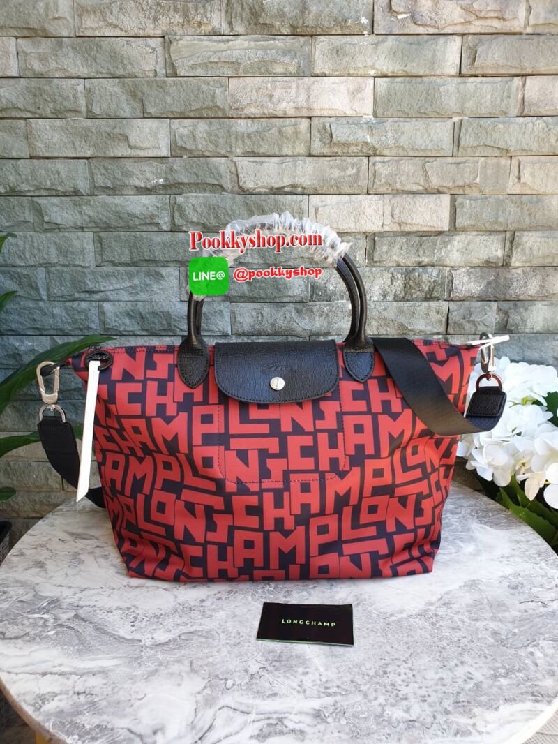 LE PLIAGE LGP TOP HANDLE BAG M รายละเอียด • วัสดุ: ผ้าใบ • อะไหล่: นิกเกิล • ตัวกระเป๋า: ผ้าใบโพลีอะไมด์เคลือบด้านใน • ตกแต่ง: หนังวัว รายละเอียดภายนอก • การปิด: ซิปและกระดุมสแน๊ป • สายสะพาย: ถอดออกได้ • ช่อง: 1 รายละเอียดภายใน • ช่องใส่ของ: 1 • จุของได้เ