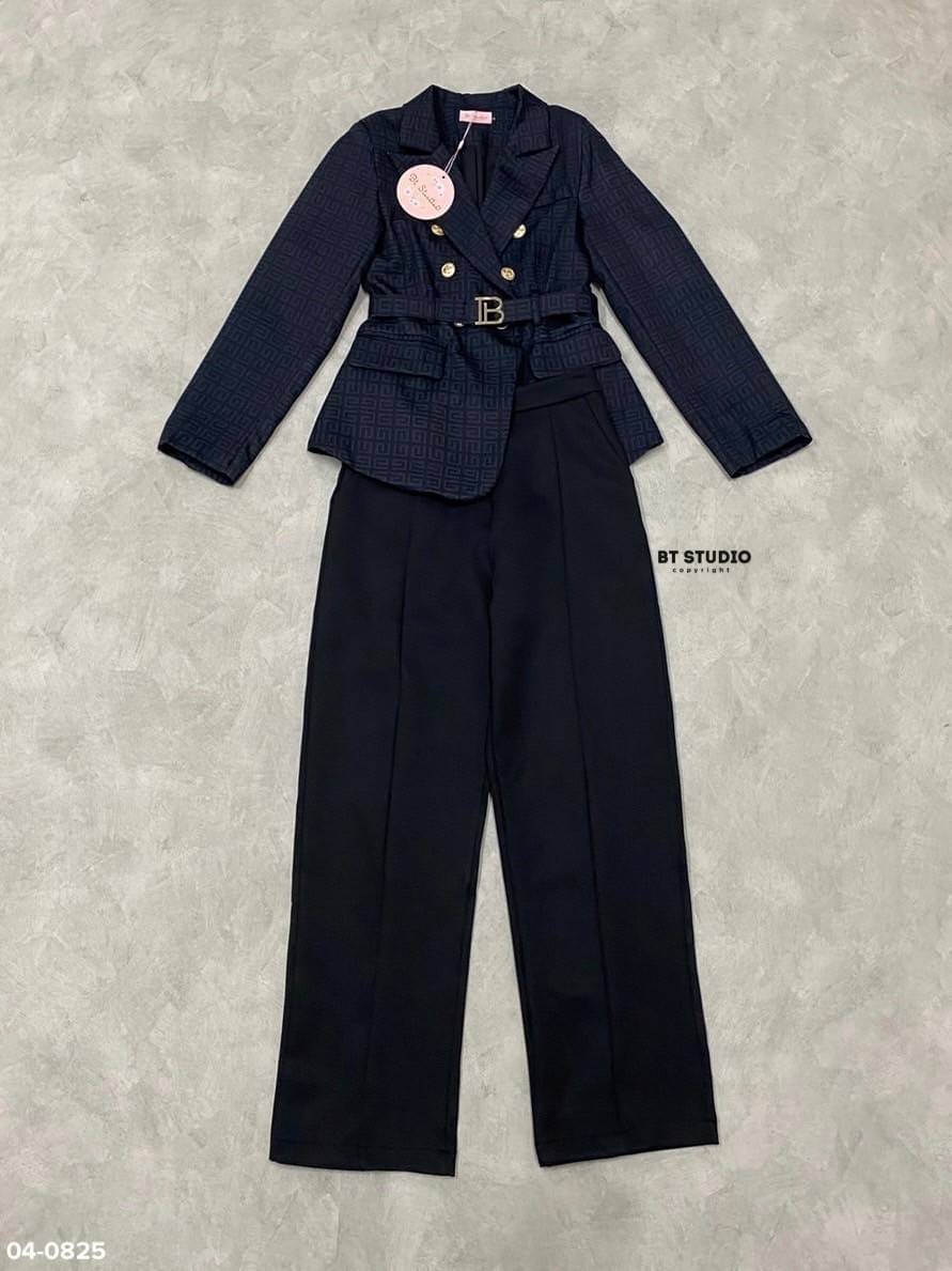 เซท 3 ชิ้น เสื้อเบเซอร์คอปก แขนยาวแต่งกระดุมสีทองปั้มโลโก้ที่ตรงกลาง และปลายแขน มาพร้อมสายเข็มขัดคาดเอวสีเดียวกันกับเสื้อ หัวเข็มขัดแต่งสีทอง แมทซ์กับกางเกงขายาวตีเกล็ดด้านหน้า กระเป๋าใช้งานได้จริง งานสวย คัตติ้ง เนื้อผ้าดี ห้ามพลาดเลยจ้าา