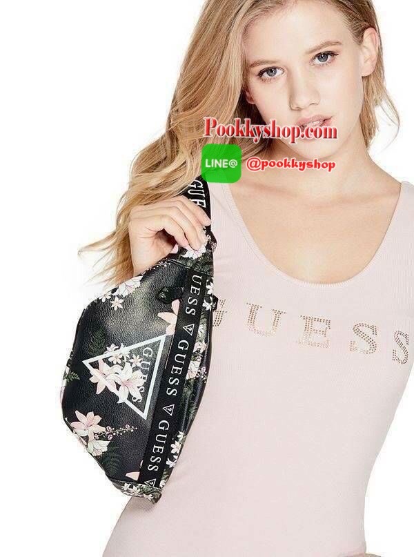 GUESS GESABEL GYM FANNY PACK กระเป๋าหนังคาดเอว/อก ด้านหน้าปั๊มโลโก้แบรนด์ทรงสามเหลี่ยม ตัวกระเป๋าเปิดปิดด้วยซิปใช้งานง่าย มี 2 ช่องซิป มีลูกเล่นซ่อนซิปหน้าคาดปิดด้วยสายพิมพ์โลโก้ ภายในกระเป๋าโล่งกว้าง สามารถใส่มือถือได้ทุกรุ่น จุของได้เยอะ รับรองถูกใจสาวๆ
