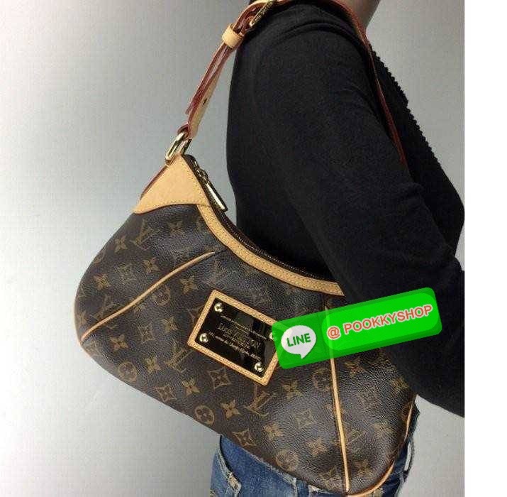 LV THAMES PM BAG กระเป๋าสะพายไหล่รุ่นยอดฮิตทรงพอช ใบใหญ่กำลังดี สวยดีไซน์คลาสสิควินเทจ สายสะพายในตัวใช้งานได้คล่องตัว ปรับได้อีกเล็กน้อย วัสดุหนังแคนวาสทนทาน เปิดปิดด้วยซิป ภายในโล่งใส่ของสำคัญได้ครบ สามารถสะพายแมทช์ได้กับทุกลุค ทุกสไตล์ หรือจะเลือกเป็นกร