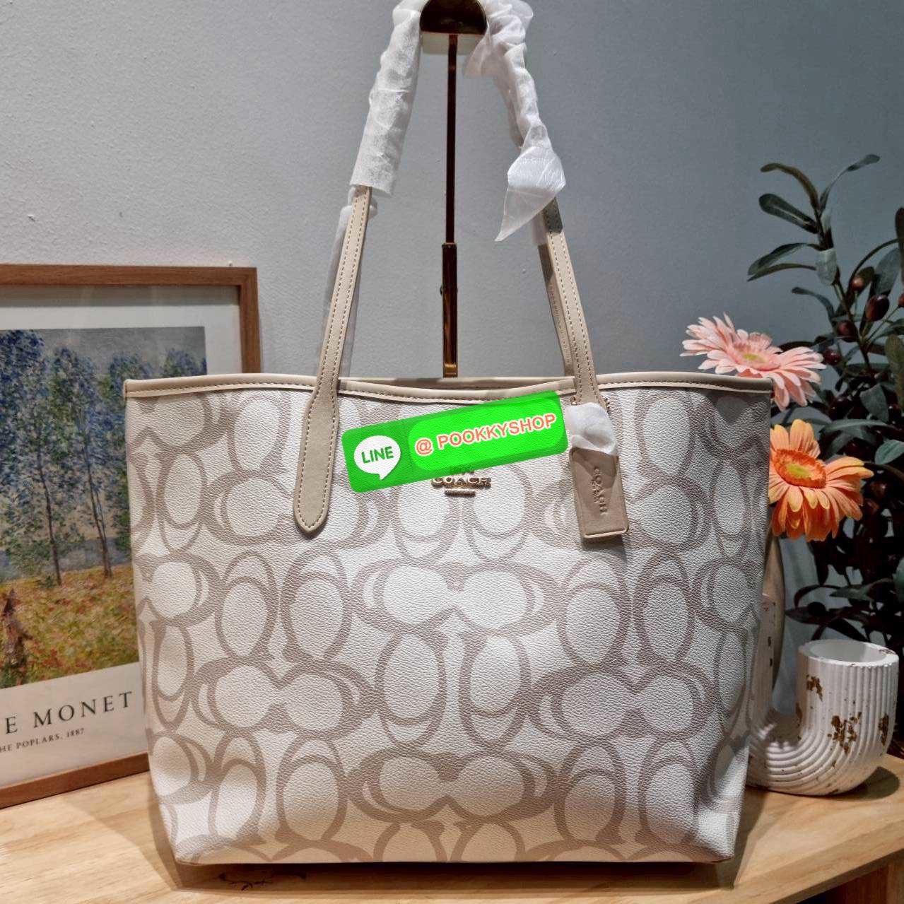 🔆 Model Coach CBH89 City Tote bag in Sketch Signature Canvas กระเป๋า City Tote รุ่นใหม่ล่าสุด ลายสวยมากๆ ดีไซน์ตัวซีลายสเก็ตช์ไม่ซ้ำ ไม่เกร่อ กระเป๋าโท้ทที่ขึ้นชื่อว่าจุของได้เยอะมากๆ ภายในโล่งกว้าง สายสะพายไหล่ในตัว สะพายไปเรียนคือได้เลย หรือสะพา