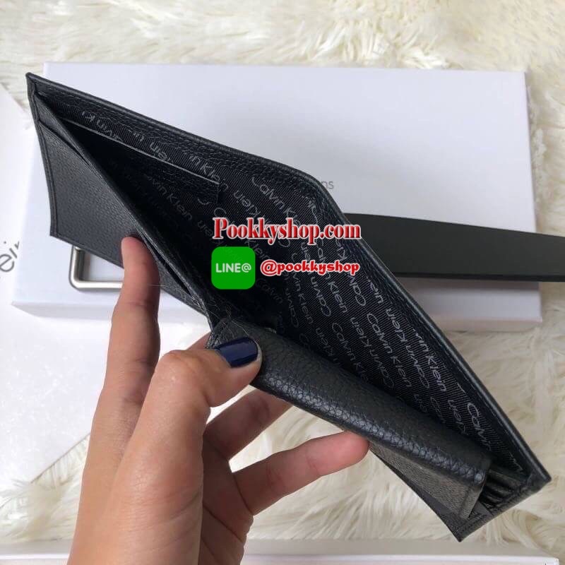 Calvin Klein Leather Belt & Wallet Set Setกระเป๋าสตางค์+เข็มขัด กระเป๋าสตางค์ด้านหน้าปั๊มชื่อแบรนด์ มีช่องใส่บัตร ช่องใส่ธนบัตร 2 ช่อง และช่องเก็บเหรียญ เข็มขัดหนังแท้ปั๊มแบรนด์ สามารถสลับใช้ได้ทั้ง 2 ด้าน เข็มขัดปรับระดับได้ 5 ระดับ มาพร้อมที่เจาะรูจ้า