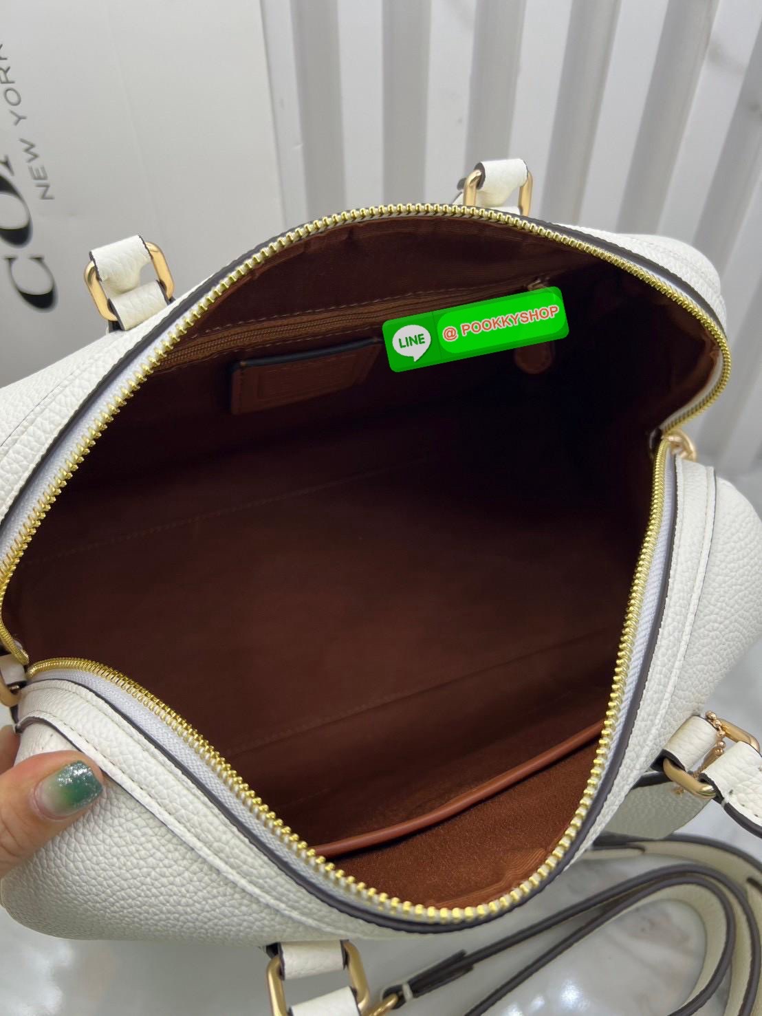 COACH ROWAN SATCHEL IN SIGNATURE CANVAS จุดเด่นของกระเป๋าทรงsatchel bag คือรูปทรงของกระเป๋าดูแข็งแรง มั่นคง ไม่เสียทรงง่าย มาพร้อมหูหิ้วที่ด้านบนของกระเป๋า ลายแคนวาสที่เป็นซิกเนเจอร์แบบเอกลักษณ์ ช่องใช้งานทุ้งภายในและภายนอก นอกจากนี้ กระเป๋าประเภทนี้ยังมี