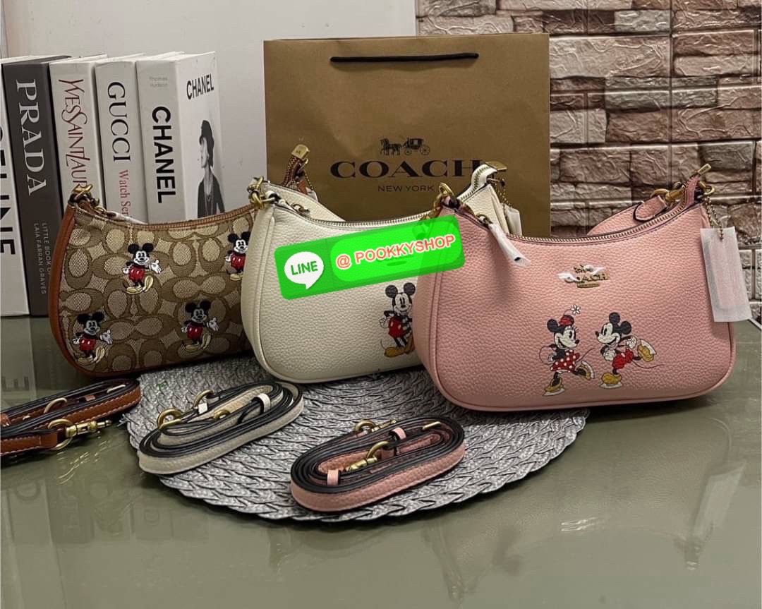 COACH CM859 Disney X Coach Teri Shoulder Bag With Mickey Mouse (mouse)✨ Coach CM859-กระเป๋าขนาดที่น่ารักจนใจบาง 🌸✨ หนังเรียบ ชัด เพิ่มความหวานแบบมีพลัง ใช้งานง่าย หิ้วก็ได้ สะพายก็สวย สลับสายได้ 2 แบบในใบเดียว น้ำหนักเบา ฟังก์ชันครบ