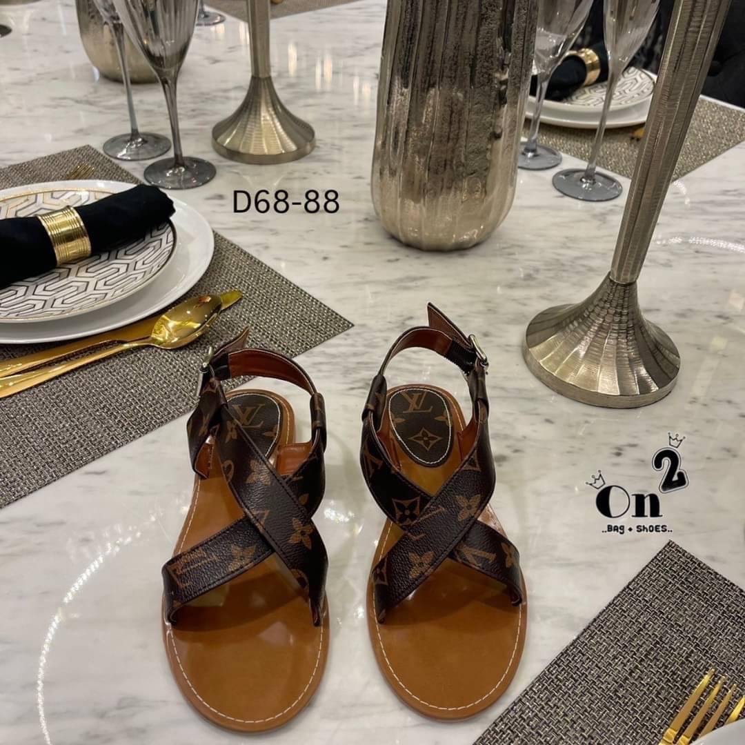New in รองเท้าแตะ LV พื้นคิวทรงสวมไขว้รัดข้อเท้า สายปรับขนาดได้