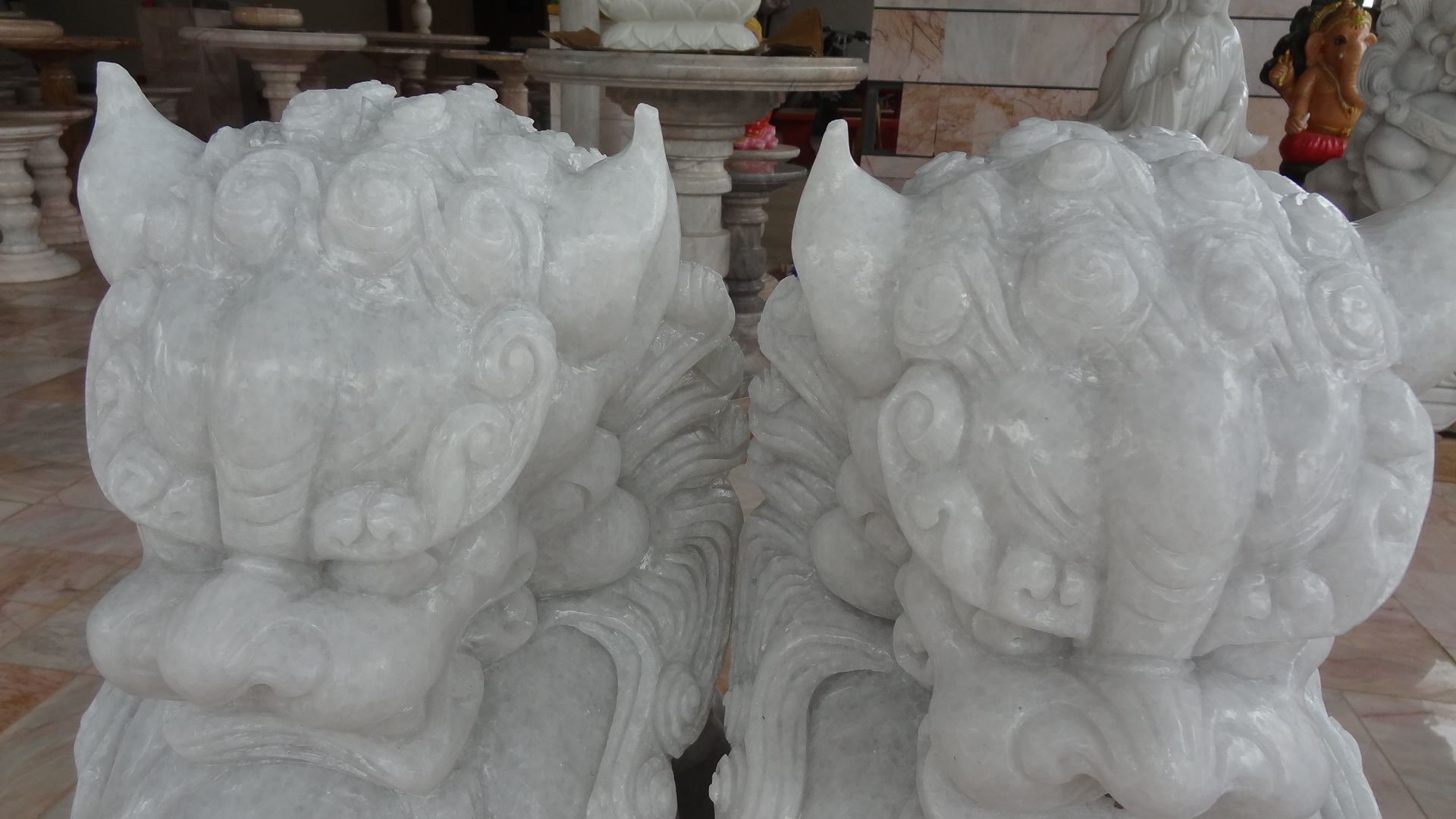 สิงโตหินอ่อนแกะสลัก ความสูง 70 กว้าง 46 ยาว 26 เซนติเมตร