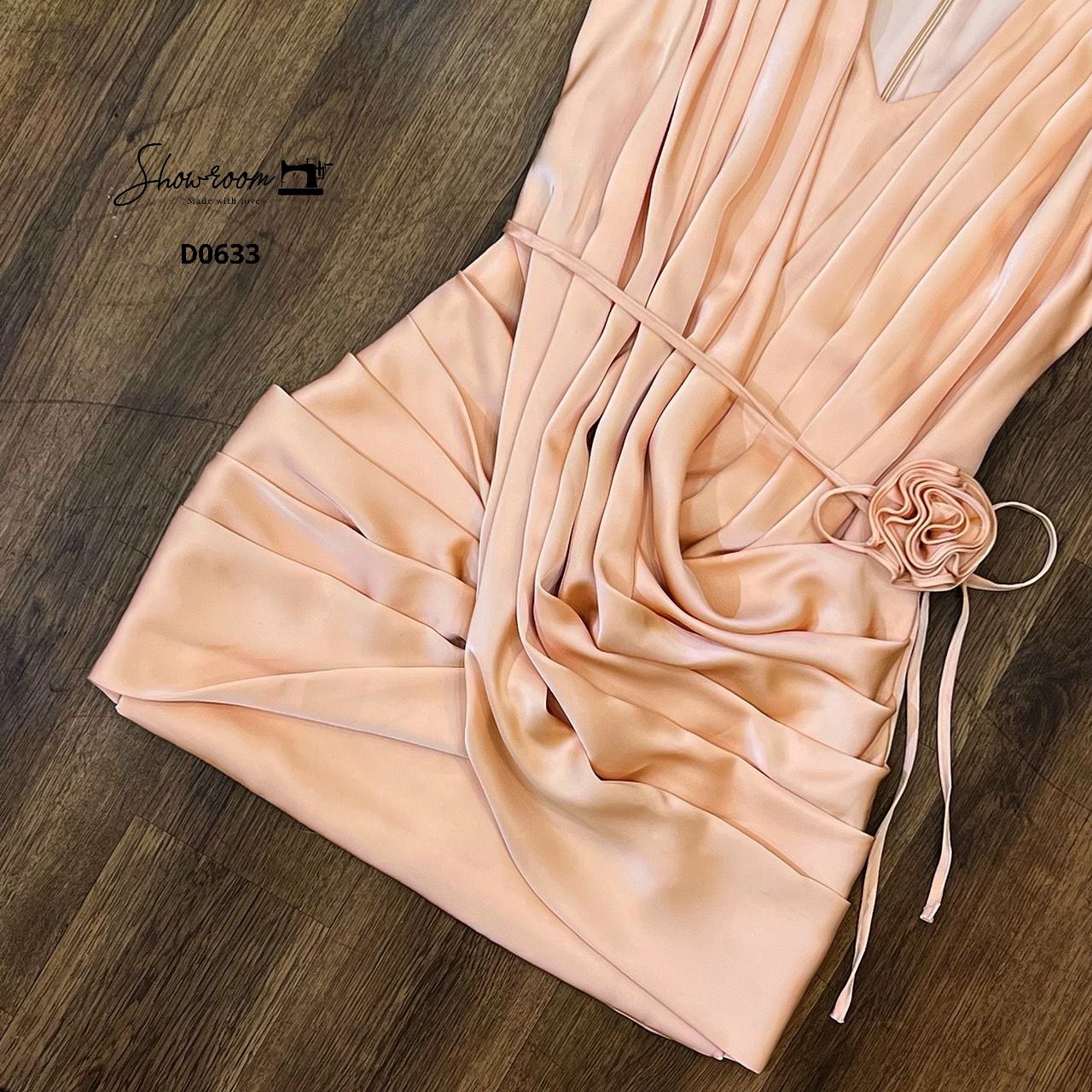 เดรสแฟชั่น เดรสคอถ่วงมาพร้อมสายผ้าดอกไม้เข้าชุด