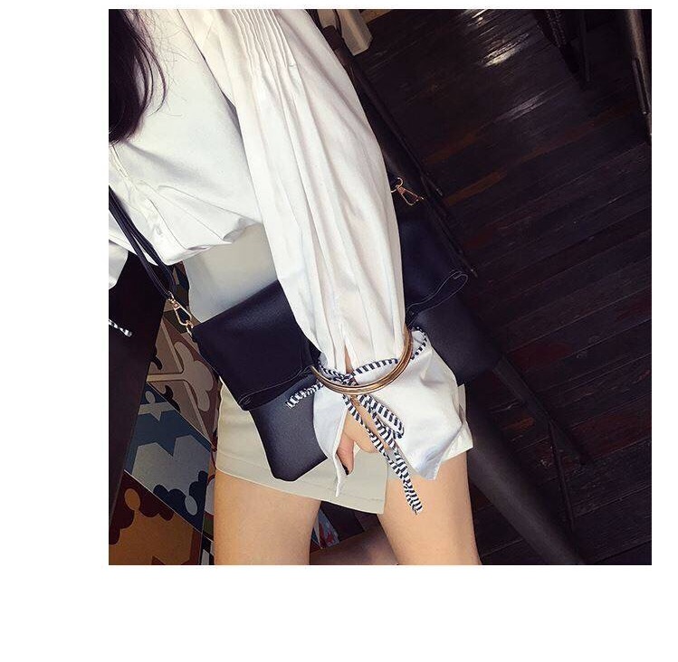 กระเป๋าสะพายข้างสีน้ำตาล กระเป๋าคลัชมือ แต่งห่วงทอง สวย แนว เท่ห์ๆคะ+กระเป๋าเล็ก ไซส์ลูก ด้านใน 2ชิ้น สุดคุ้ม สวยเก๋ มากคะ Size:ยาว29xสูง32xหนา4cm