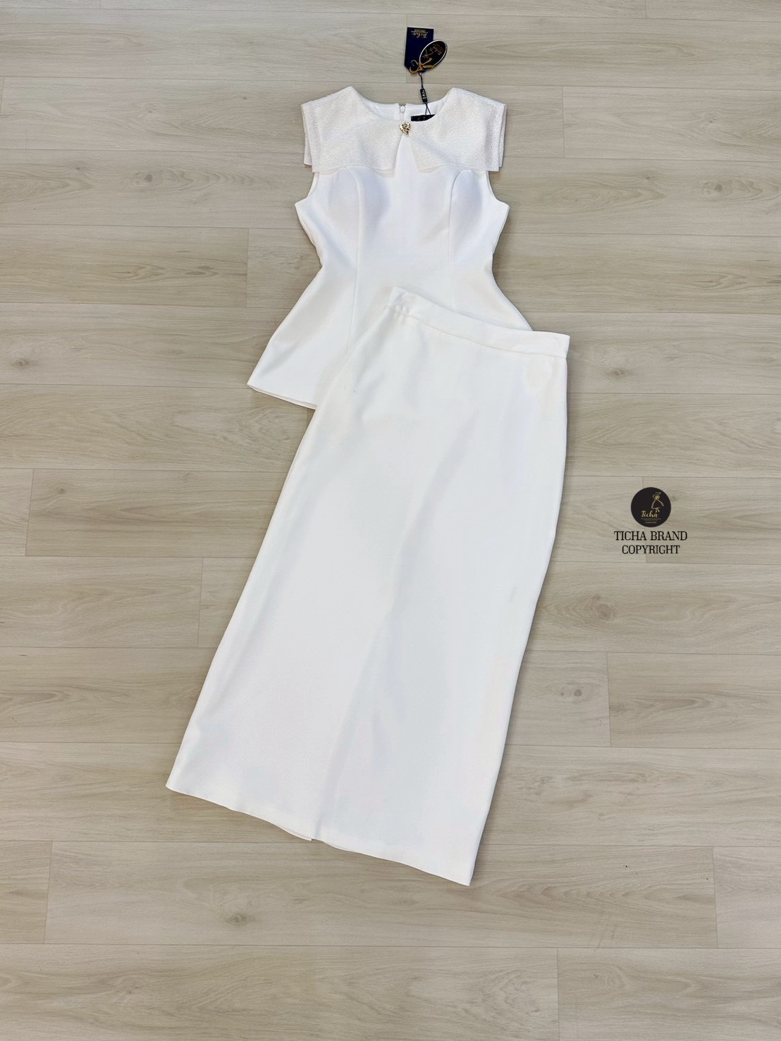 ชุดเซทแฟชั่นSet 2 ชิ้น เสื้อ+ กระโปรงยาว เสื้อแขนกุดสีขาวมีปกเสื้อแบบมีเท็กซ์เจอร์และแต่งอ่ะไหล่สีทอง